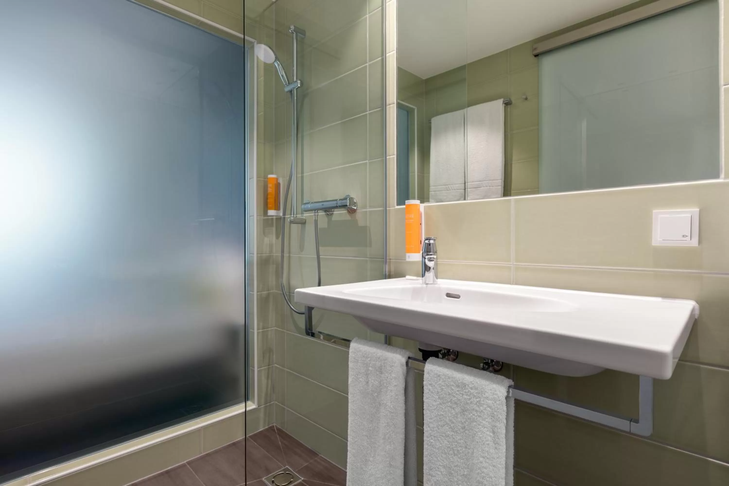 Toilet in Super 8 by Wyndham Oberhausen am Centro