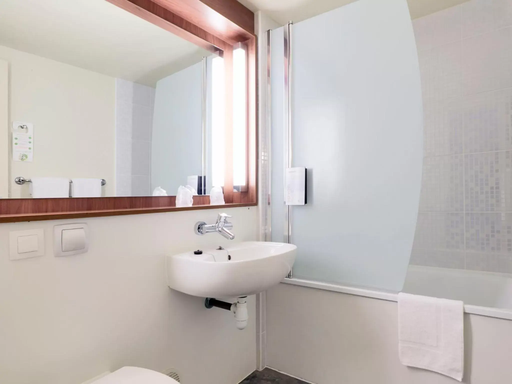 New Generation Double Room in Campanile NATURE - Aix En Provence Meyreuil New Generation Double Room in Campanile NATURE - Aix En Provence Meyreuil