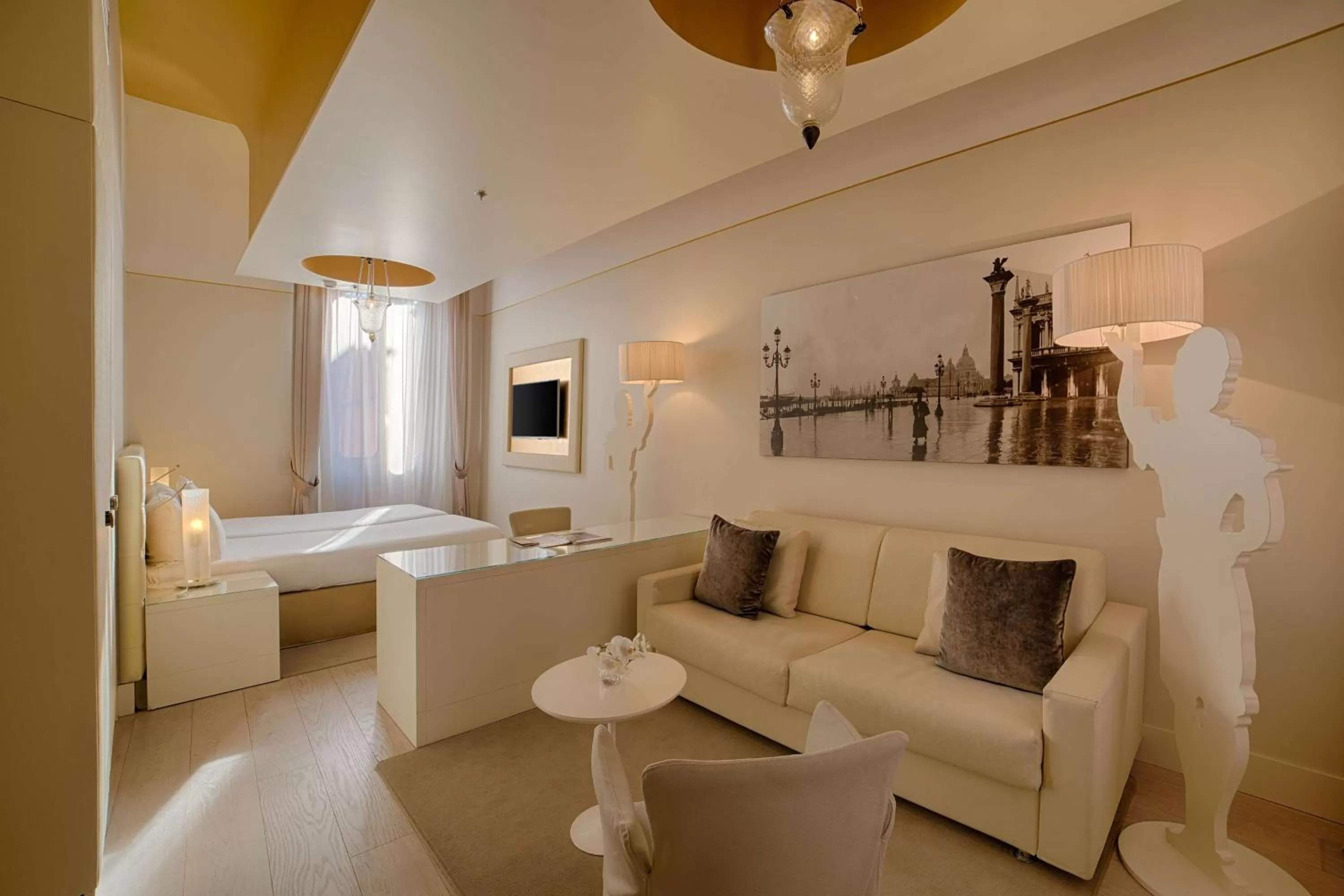 Photo of the whole room, Bed in Palazzo Barocci