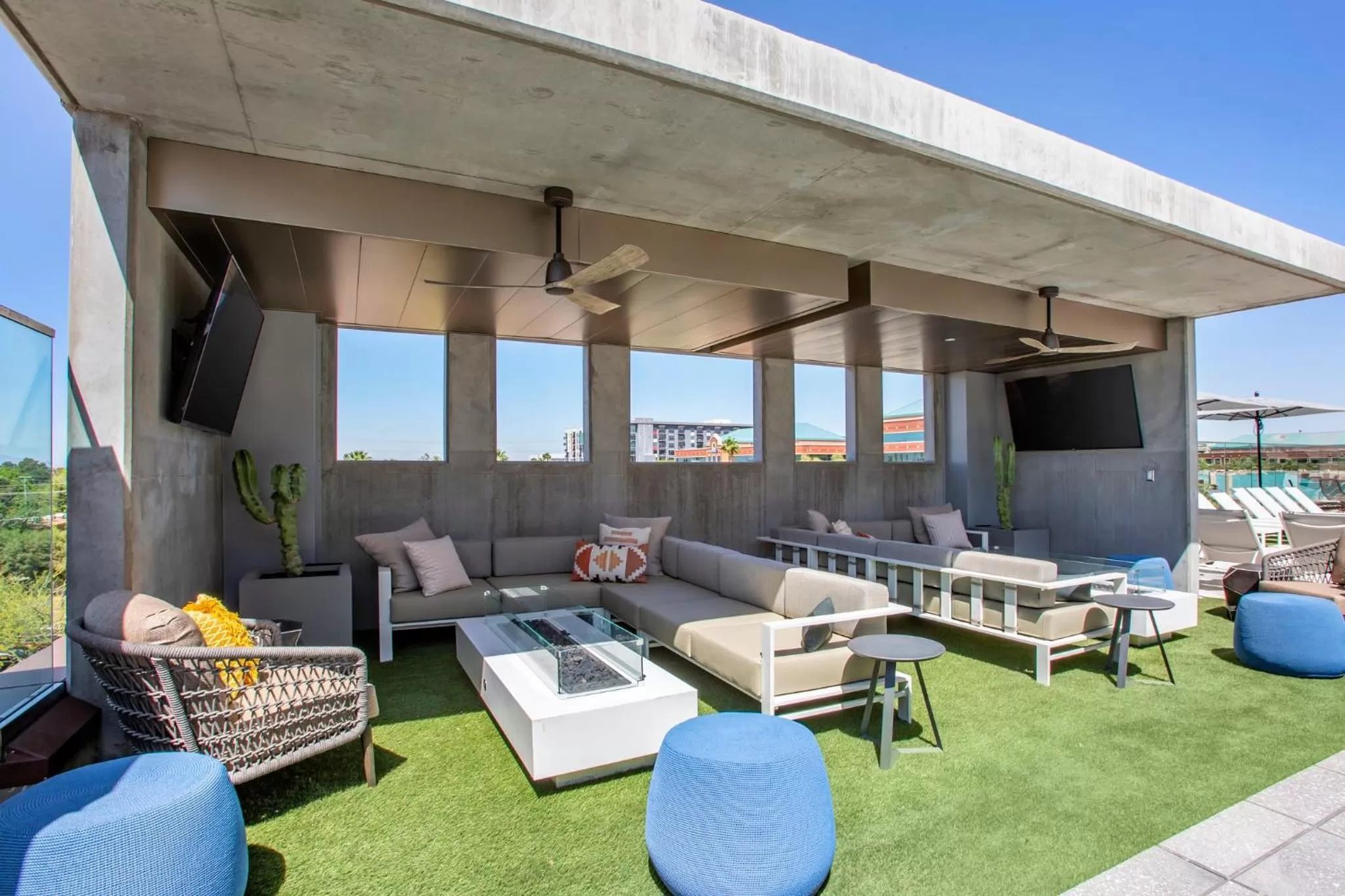 Swimming pool in Omni Tempe Hotel at ASU