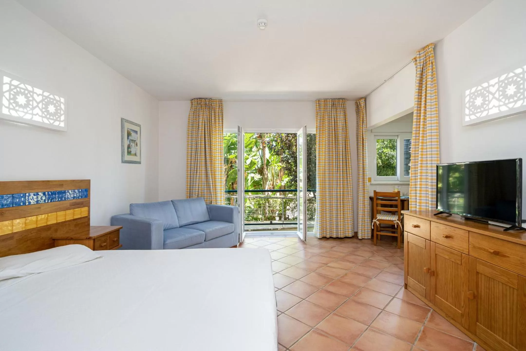 Living room, Bed in Quinta do Morgado - Apartamentos Turisticos Monte Da Eira