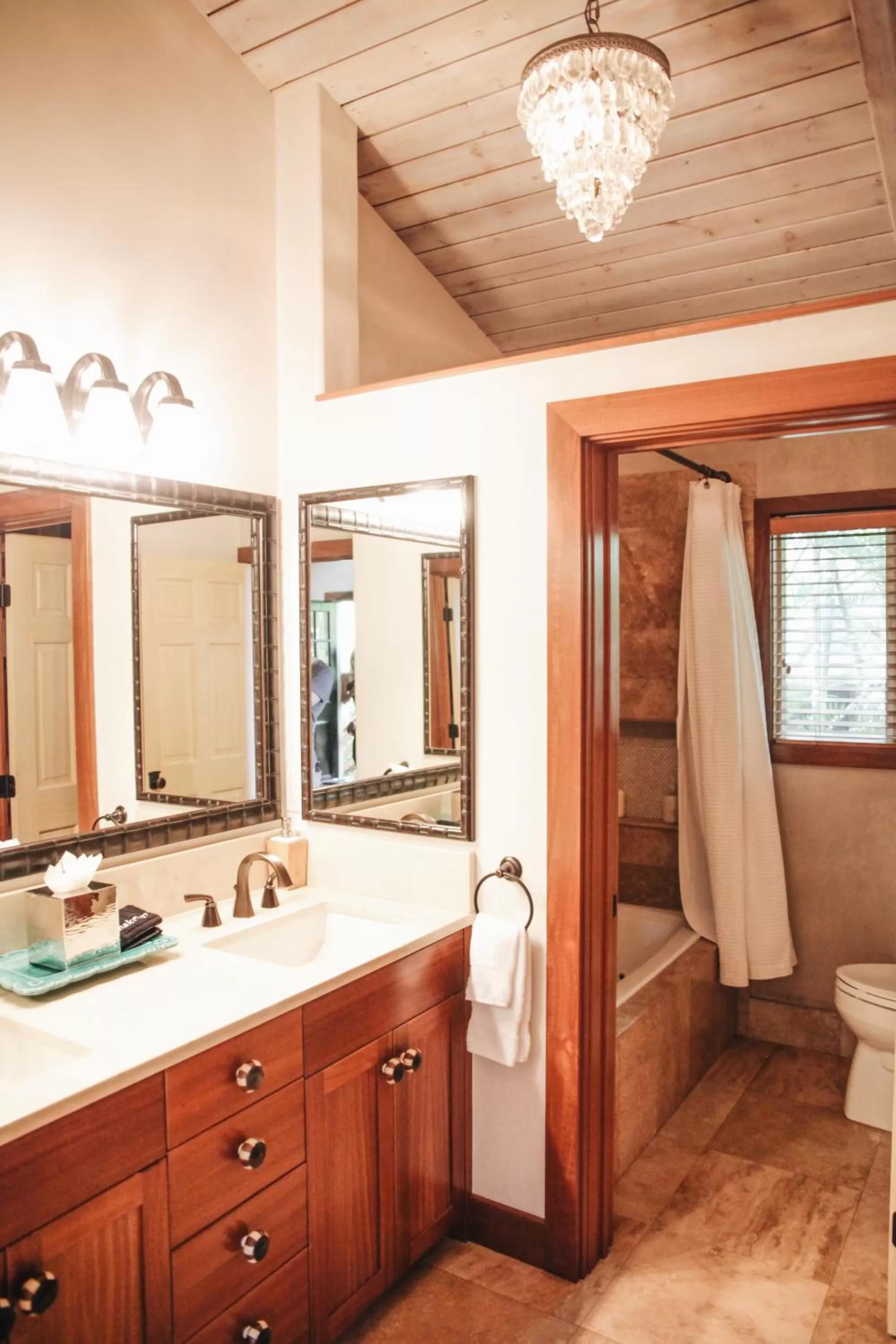 Bathroom in Paia Inn