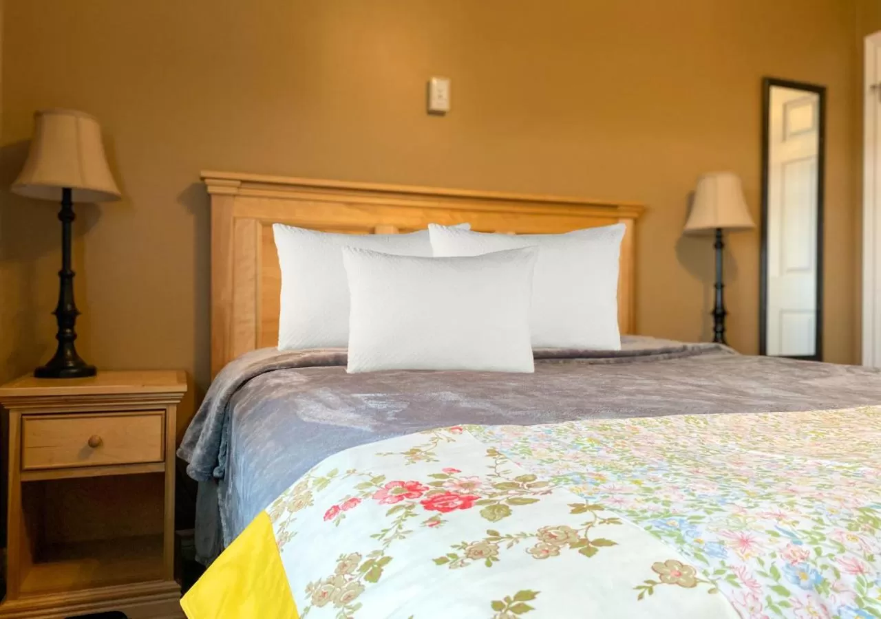 Bed in Sea Breeze Bed & Breakfast and RV Park