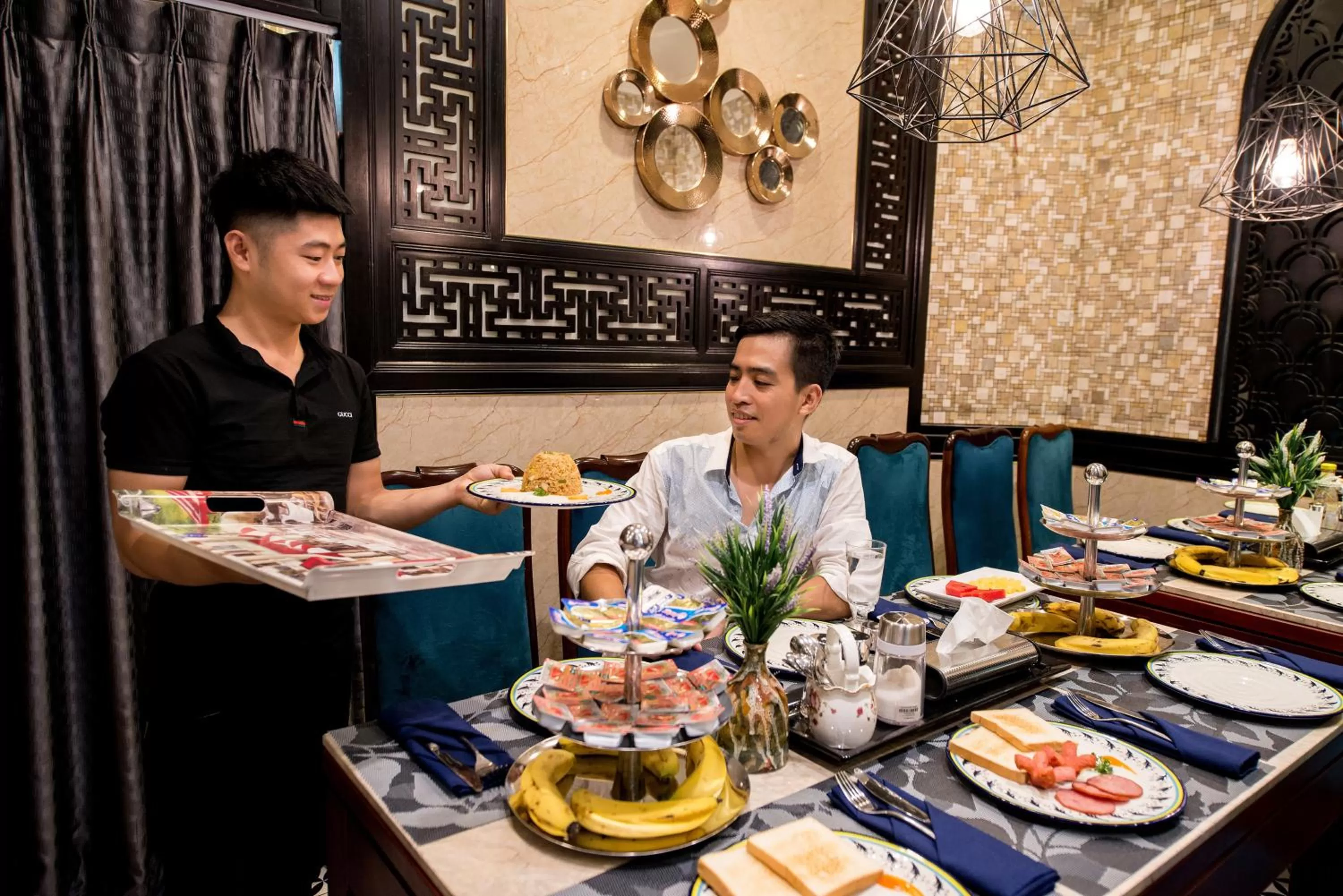 Restaurant/places to eat in Prince II Hotel