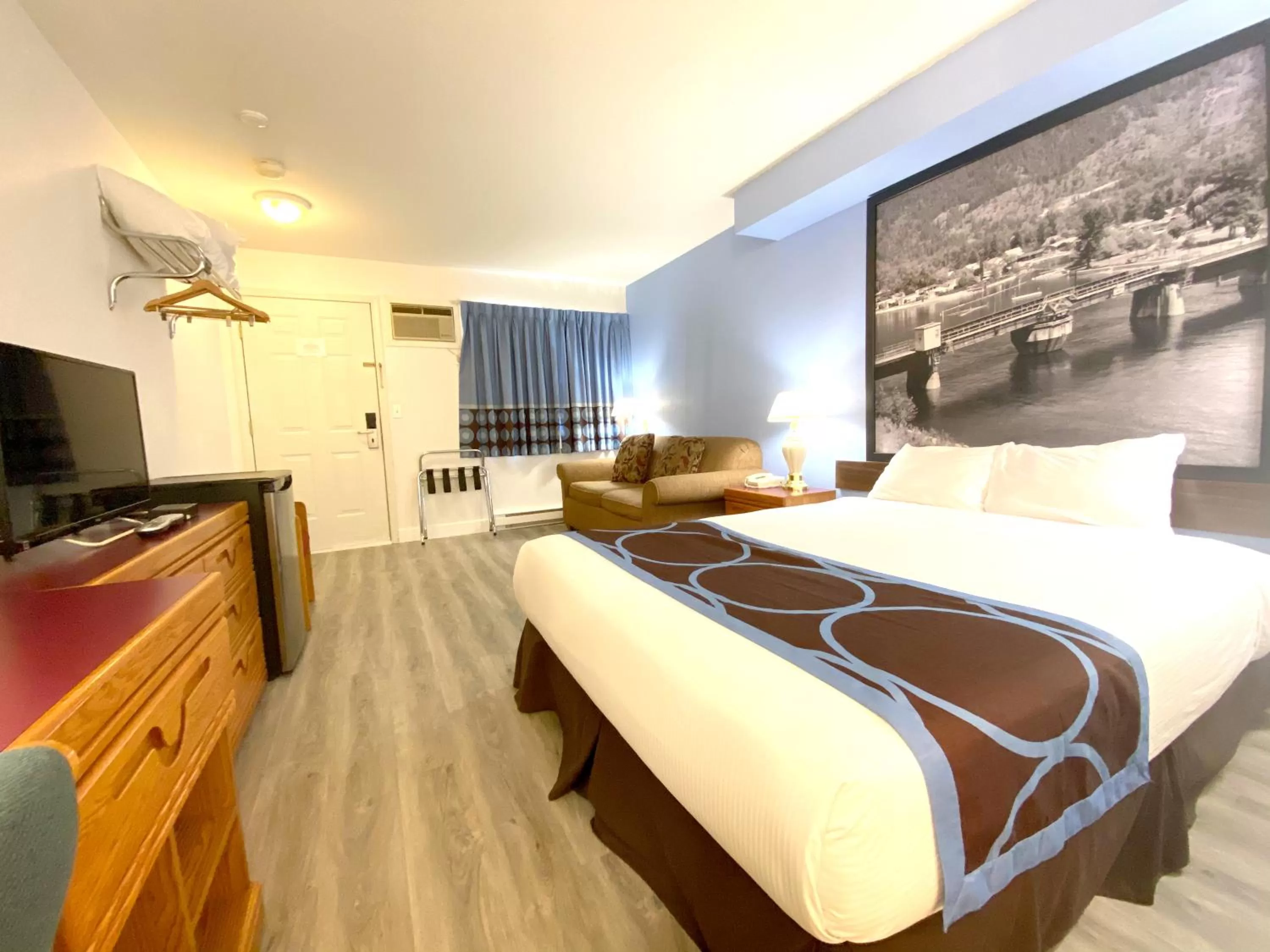 Bed in Super 8 by Wyndham Sicamous