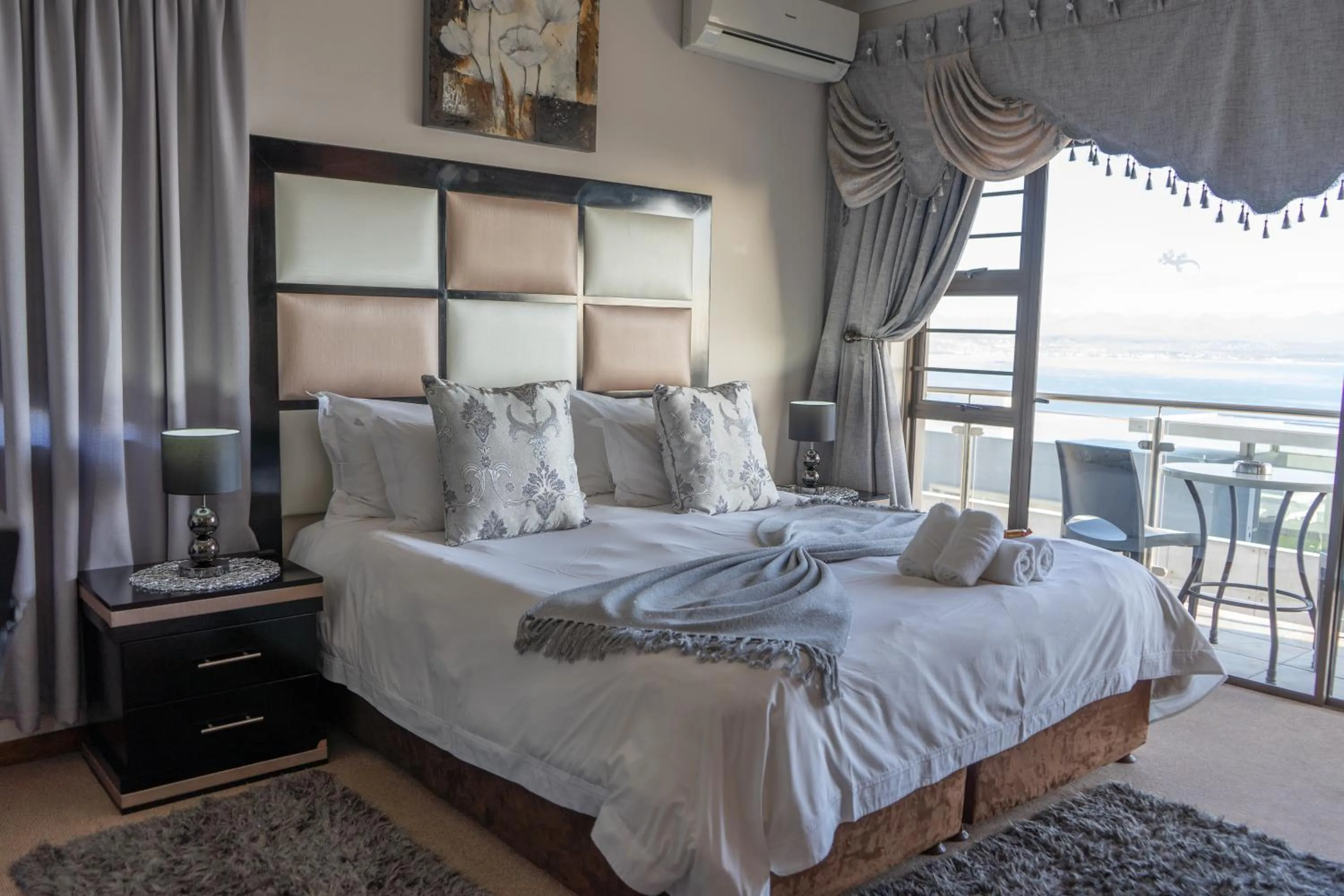 Bed in Bar-t-nique Guest House