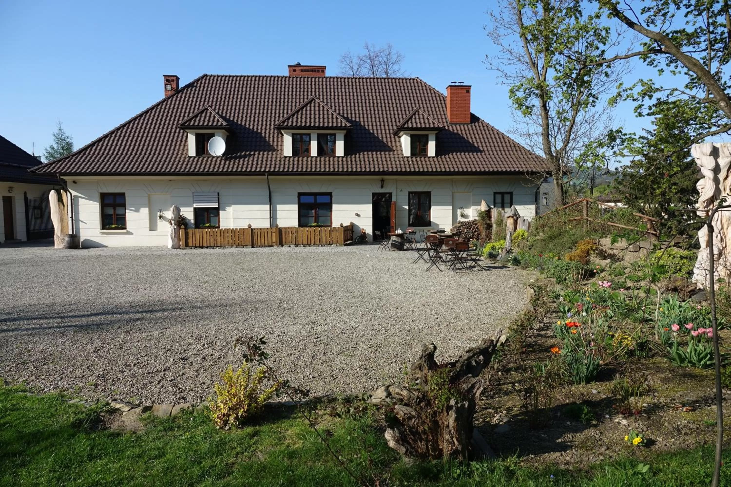 Property building in Gościniec Dworski w Ropie - Pokoje gościnne
