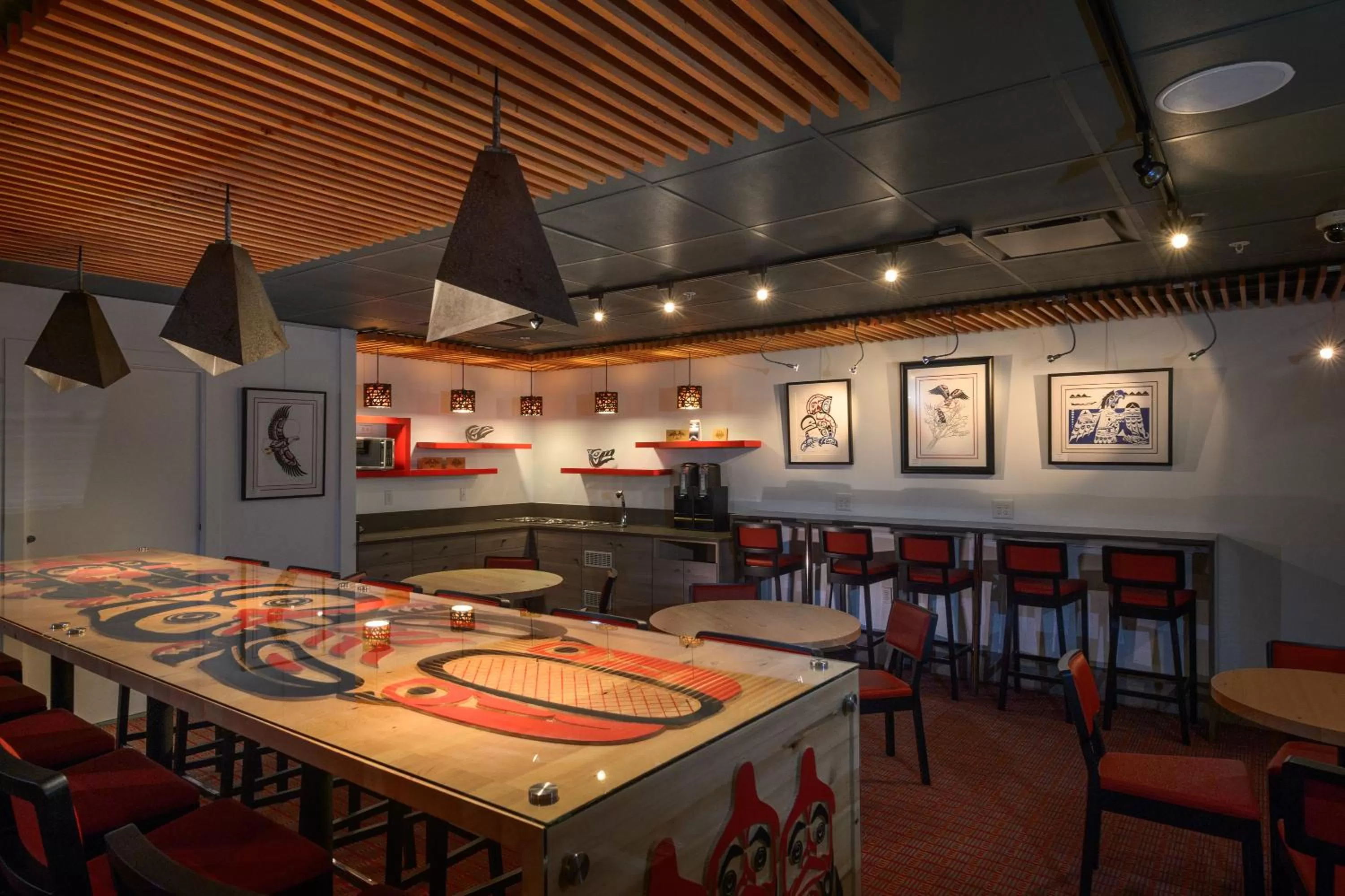 Communal lounge/ TV room in Skwachàys Lodge