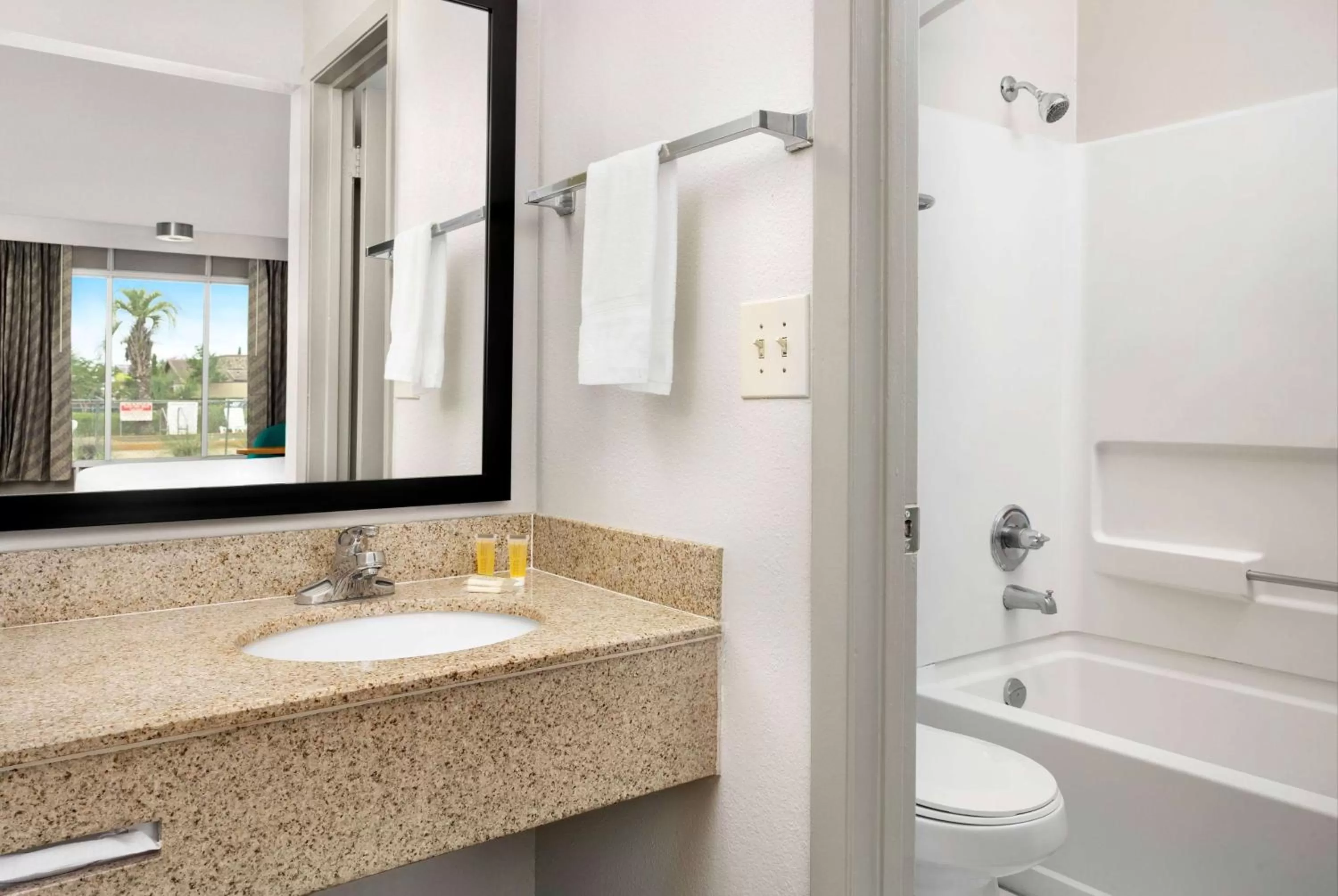 TV and multimedia in Days Inn by Wyndham Lake City I-75