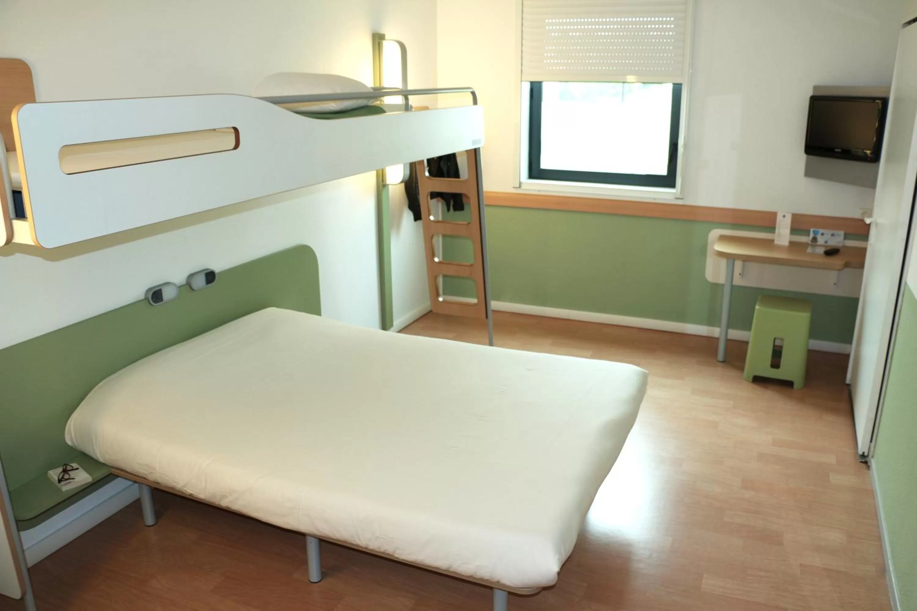 Day, Bed in ibis budget Castelnaudary - A61