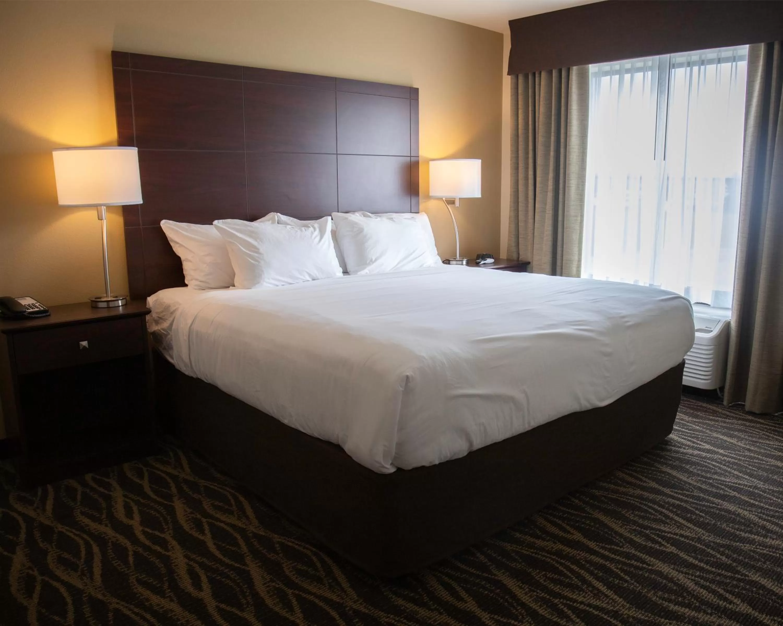 Bed in Cobblestone Hotel & Suites - Two Rivers