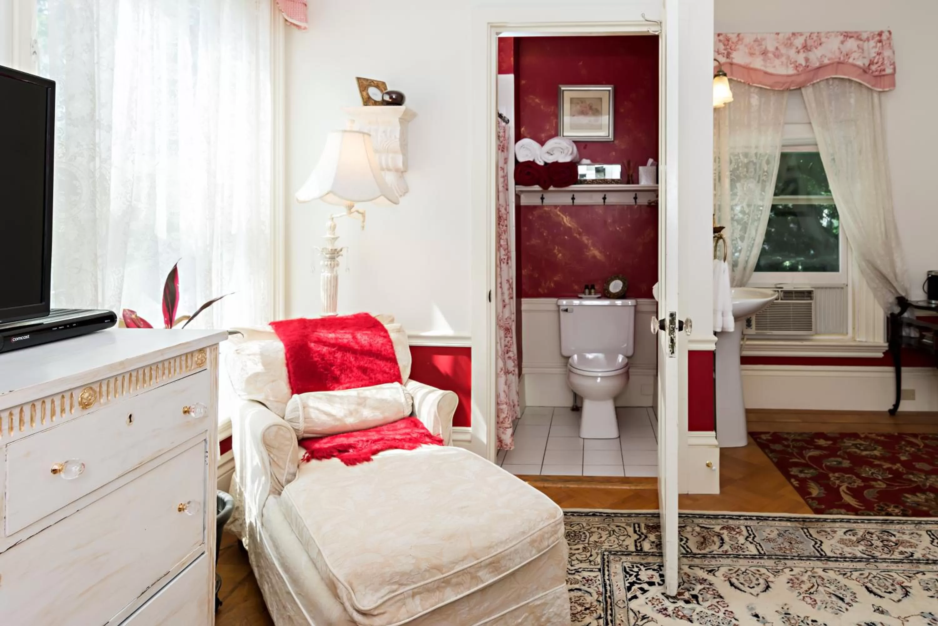 Seating area, Bed in Silver Fountain Inn