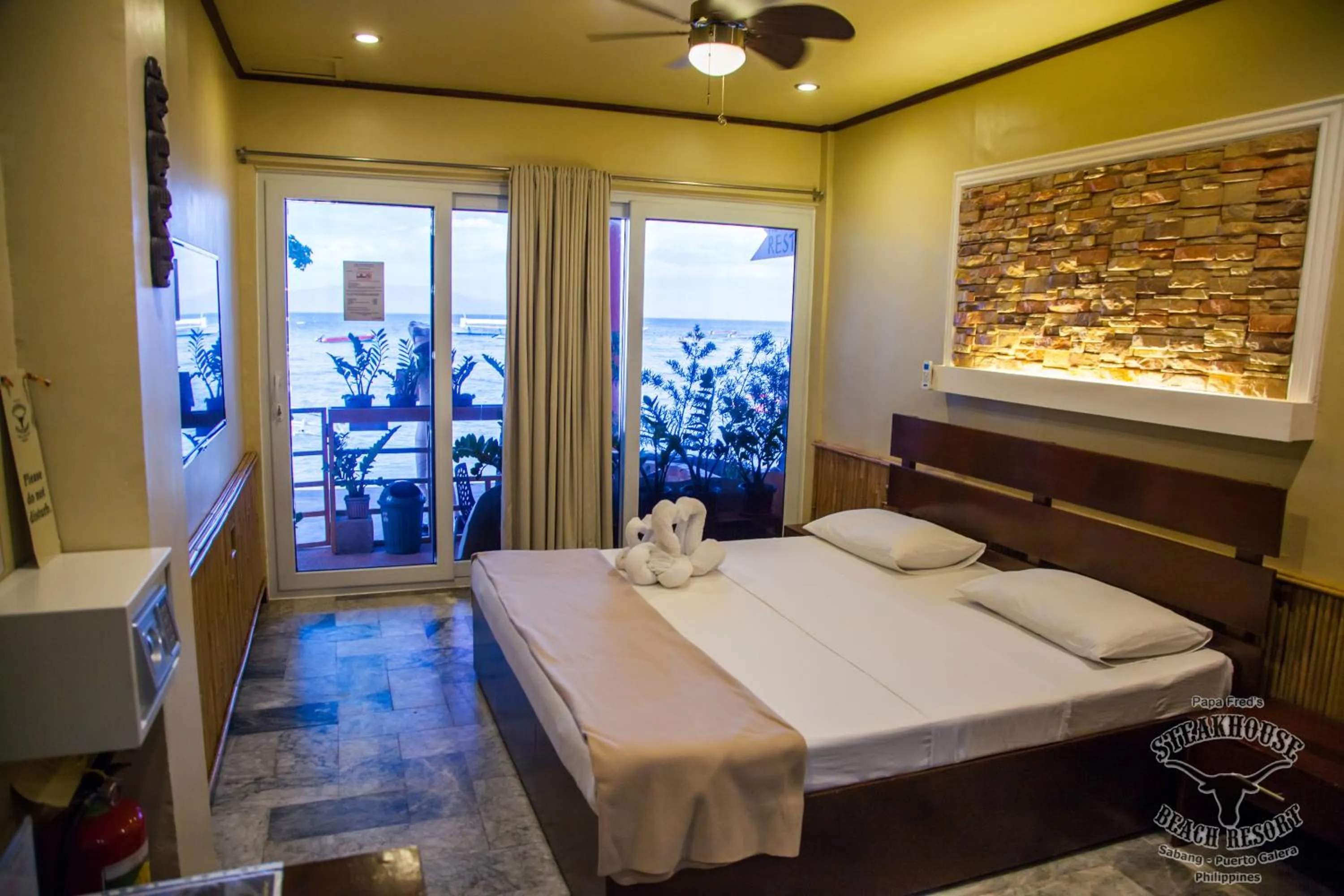 Photo of the whole room, Bed in Papa Freds Beach Resort