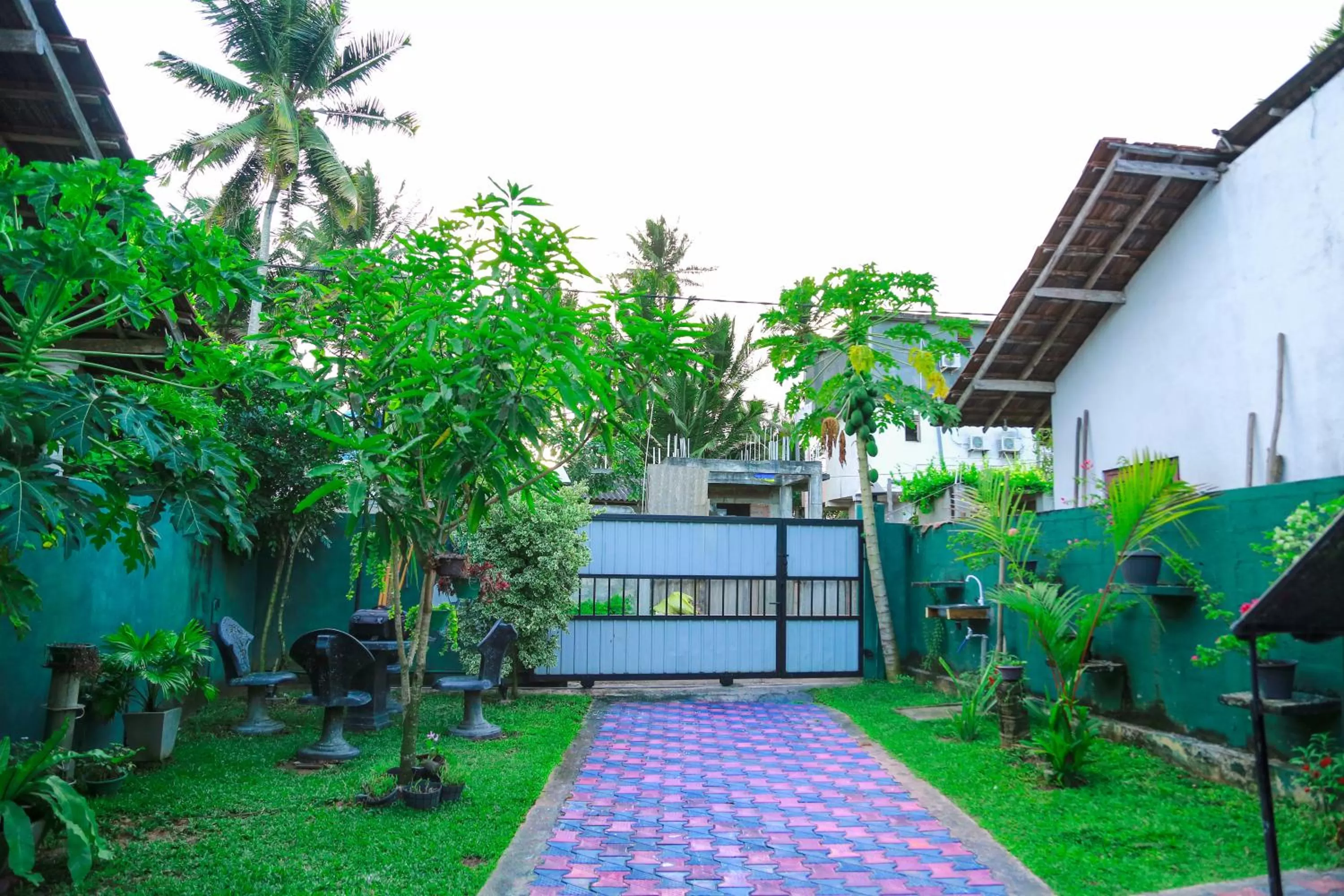 Property building, Garden in Sanda Hiru Guest