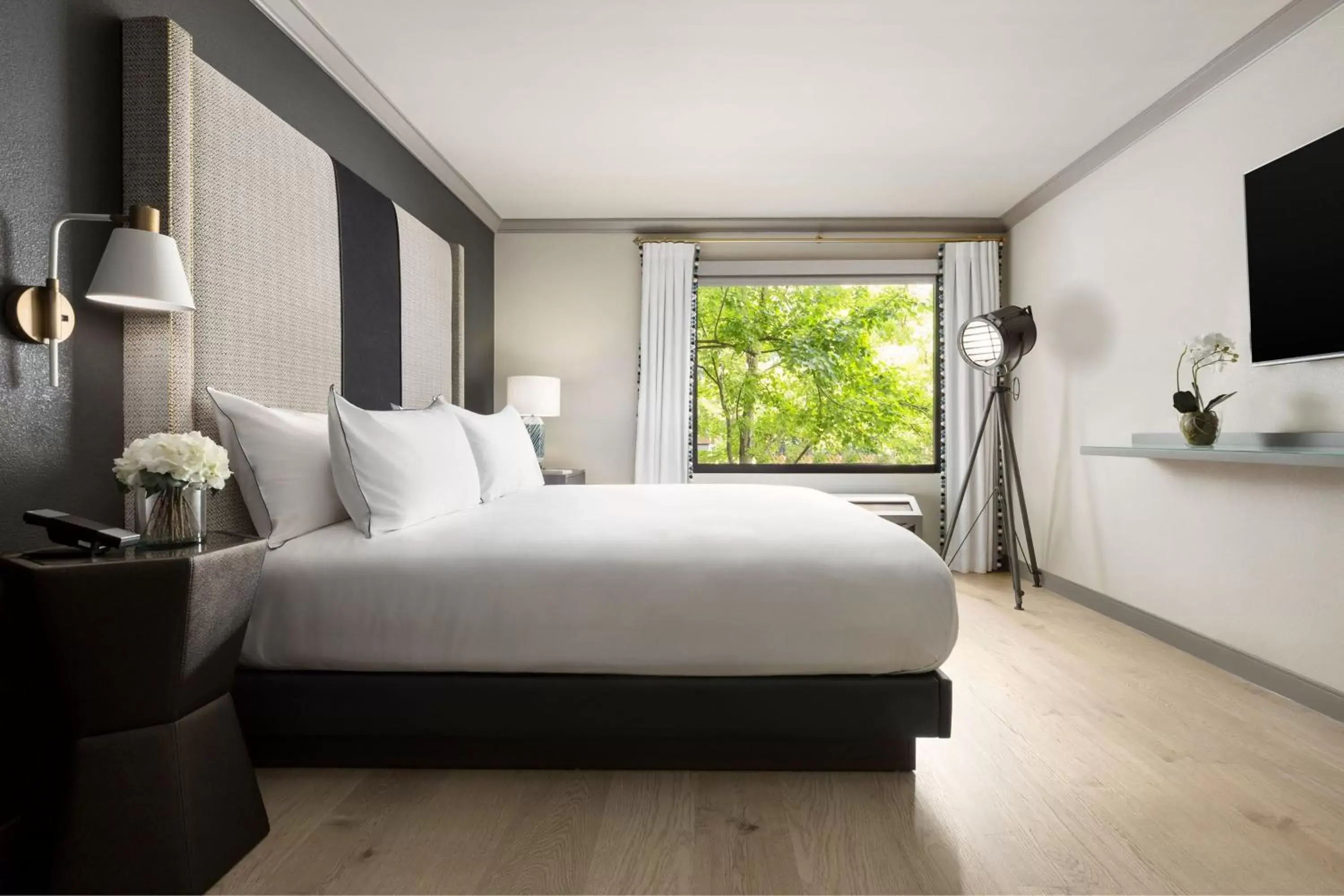 Standard King Room in The Burgess Hotel, Atlanta, a Tribute Portfolio Hotel Standard King Room in The Burgess Hotel, Atlanta, a Tribute Portfolio Hotel