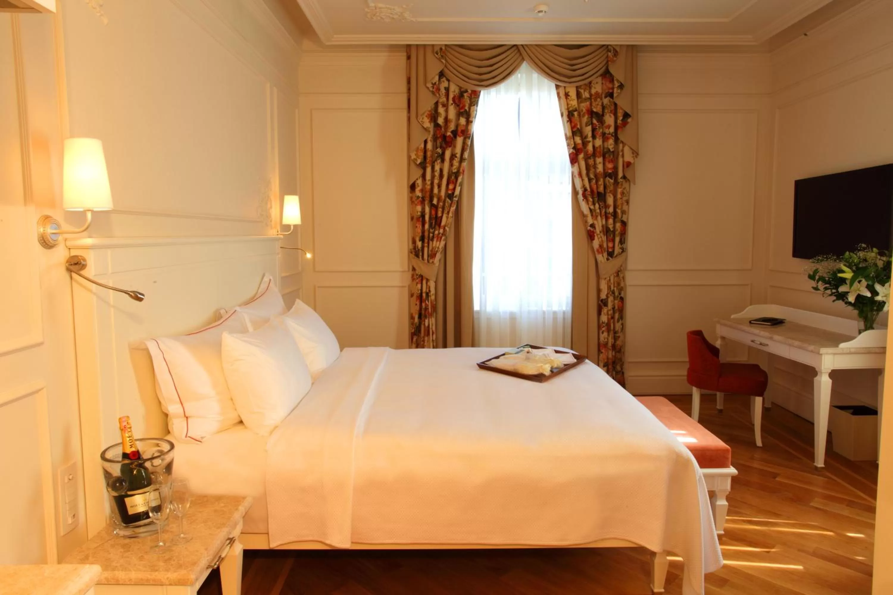 TV and multimedia, Bed in Corinne Art & Boutique Hotel