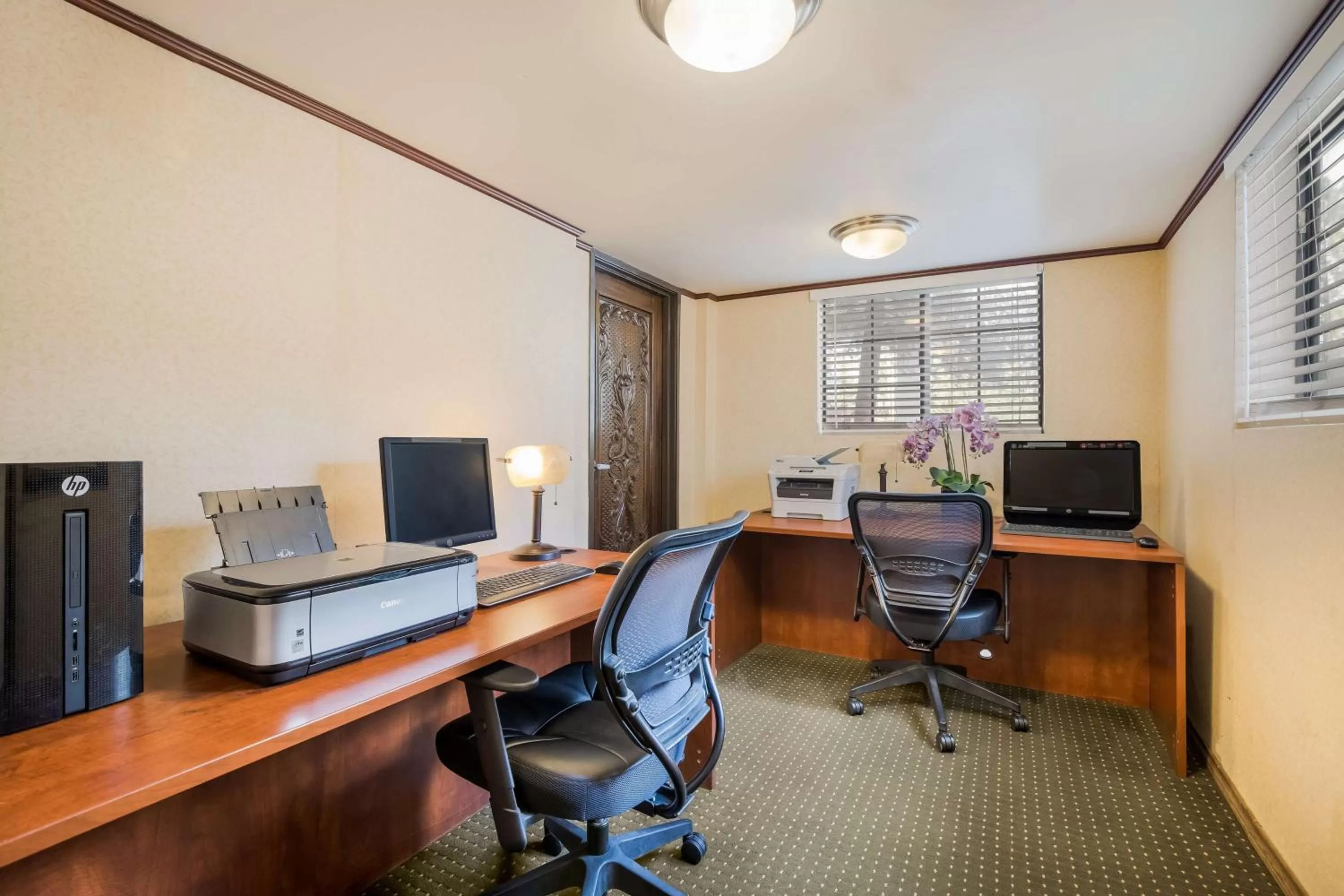 Business facilities in Chateau Big Bear Boutique Hotel, BW Signature Collection