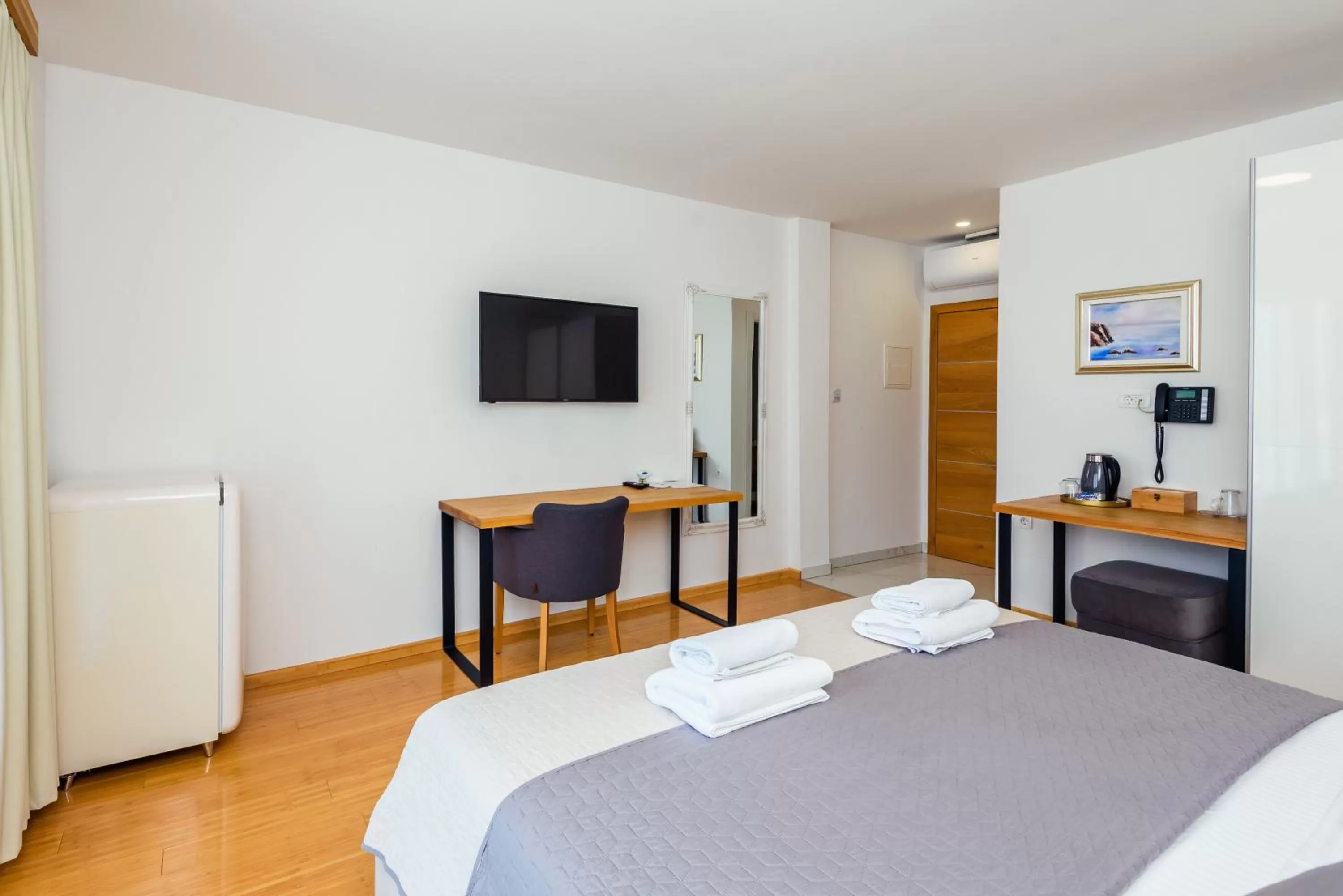 TV and multimedia, TV/Entertainment Center in Boutique rooms Kican