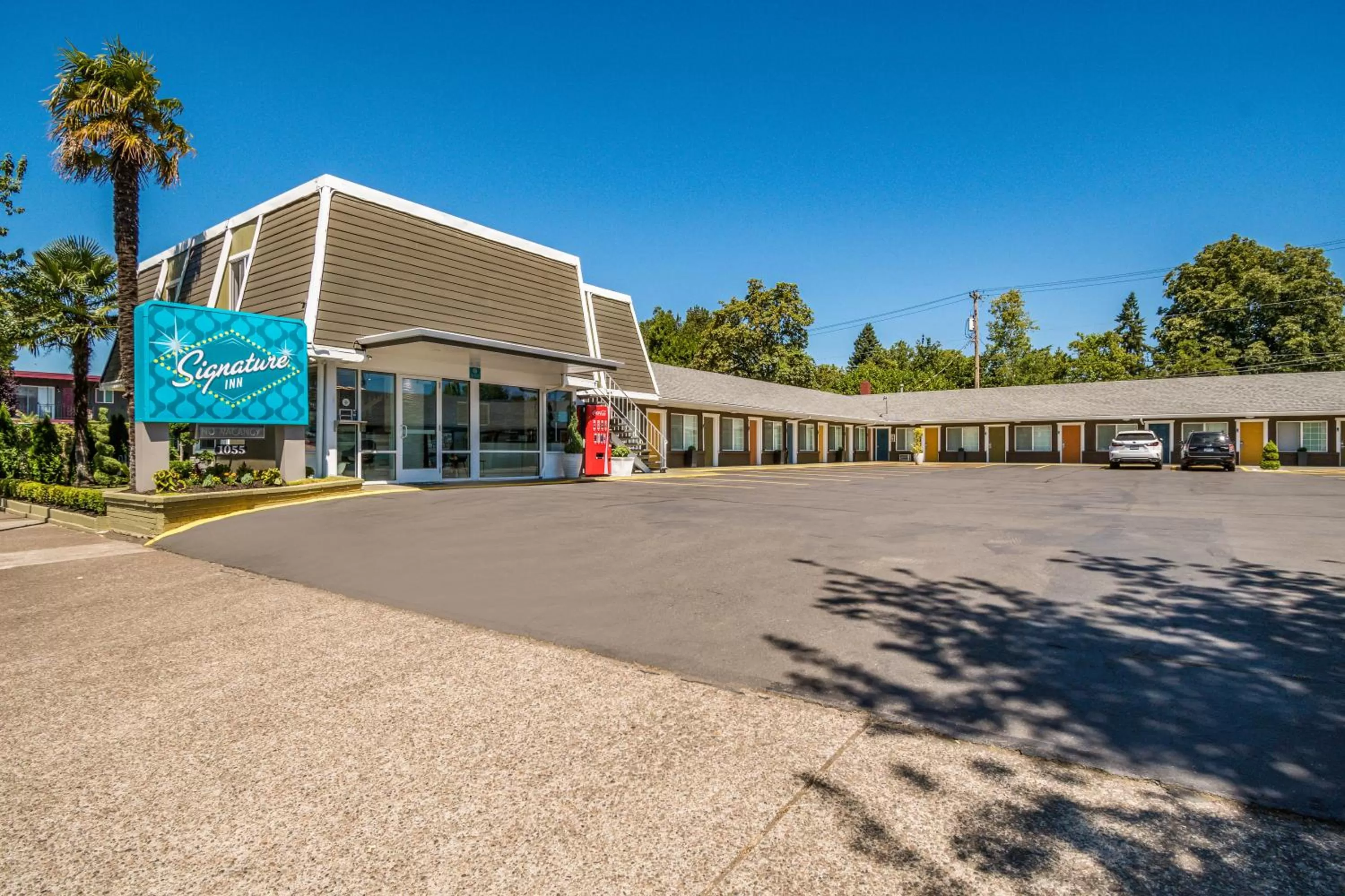 Property building in Signature Inn Eugene