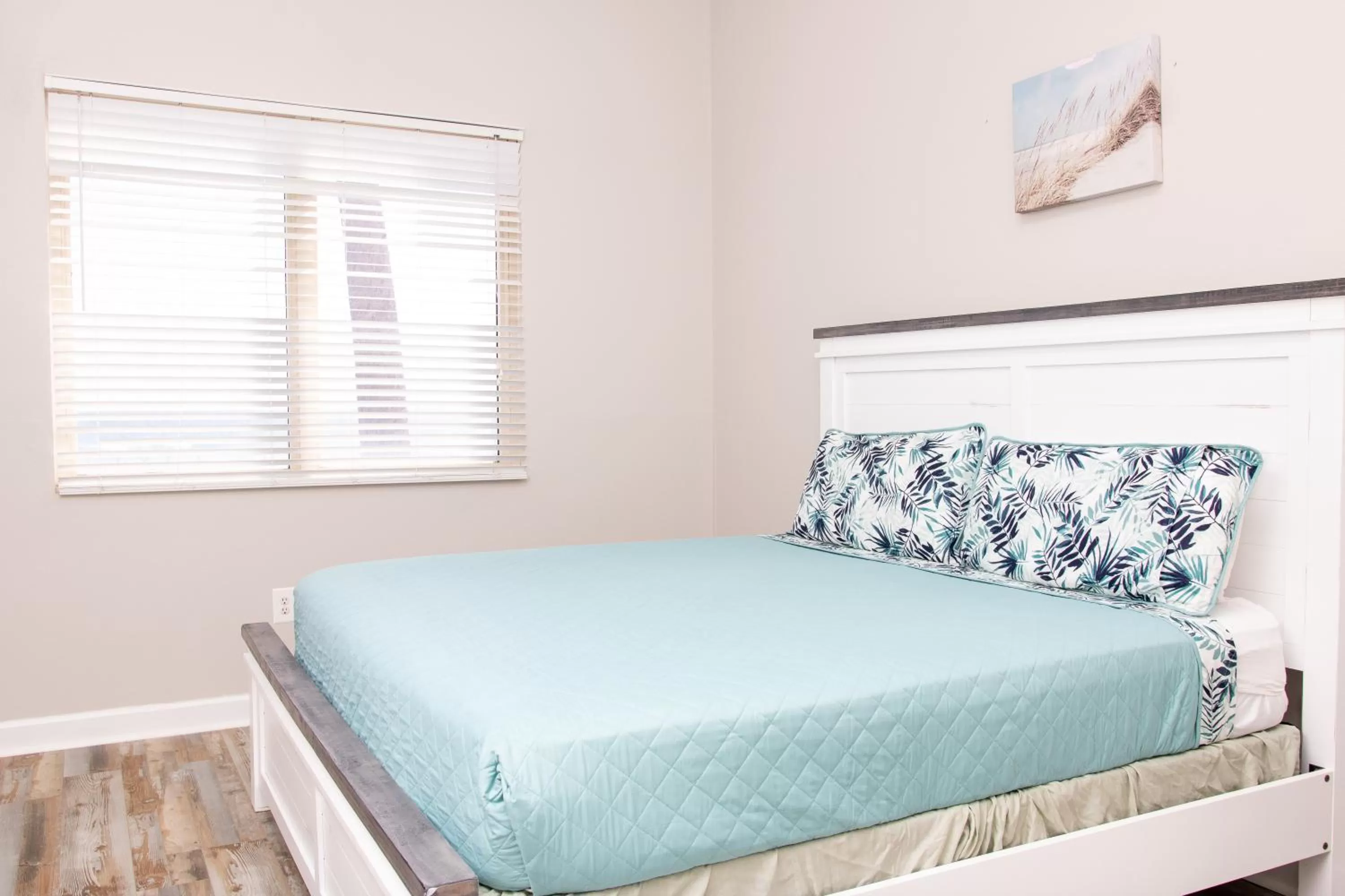 Photo of the whole room, Bed in Shores of Panama Resort