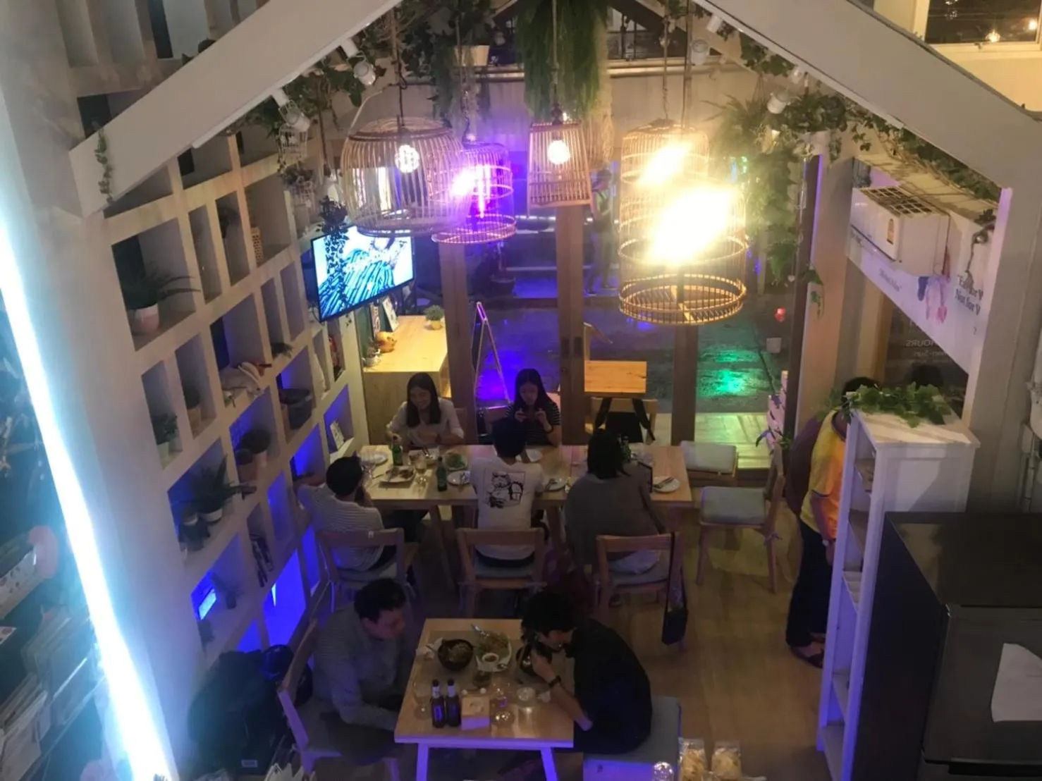 Kinnon Deluxe Hostel Coworking Cafe