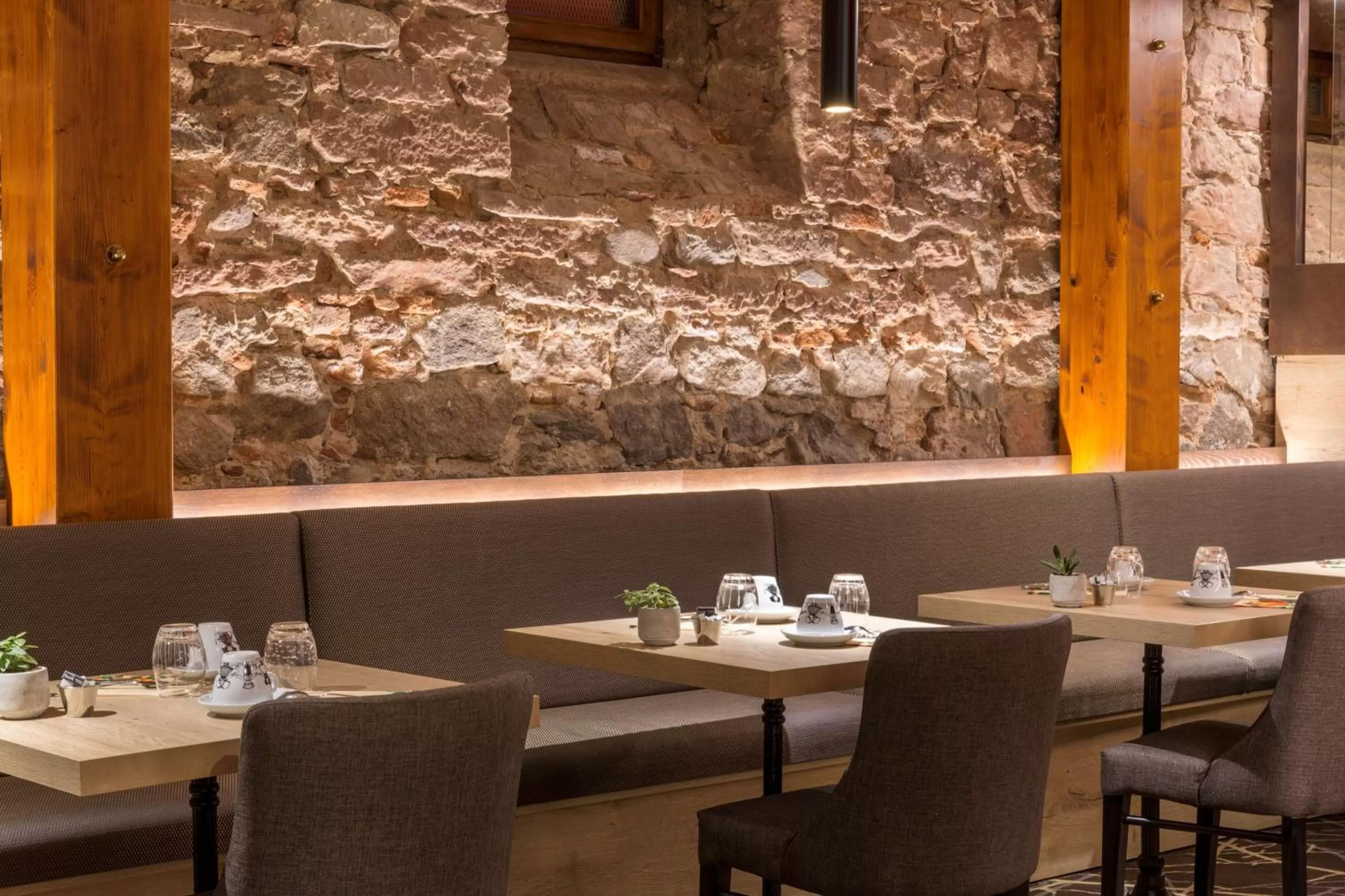 Restaurant/places to eat in Hotel KLE, BW Signature Collection