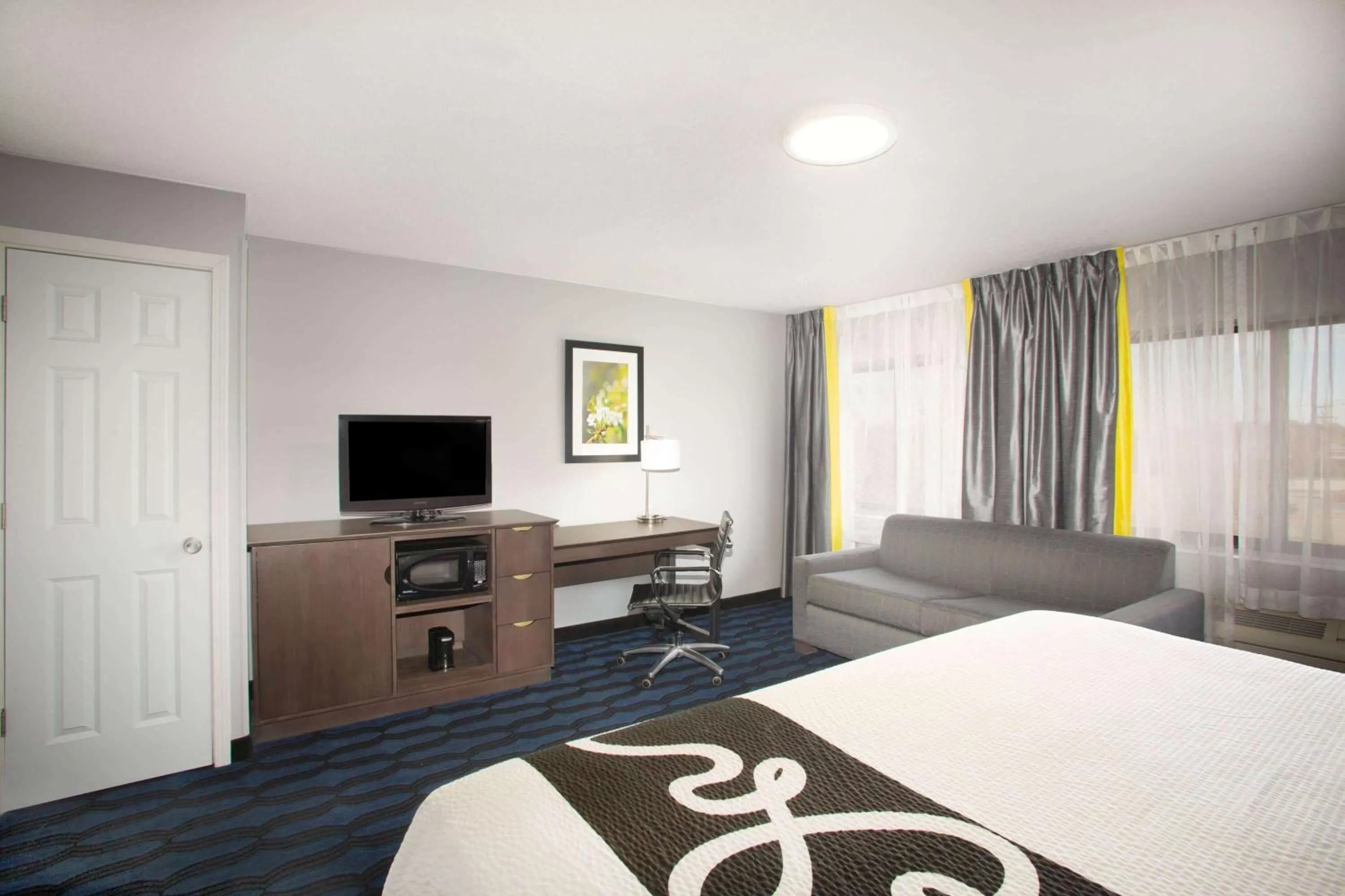 Photo of the whole room, Bed in La Quinta Inn by Wyndham St. Louis Hazelwood - Airport North