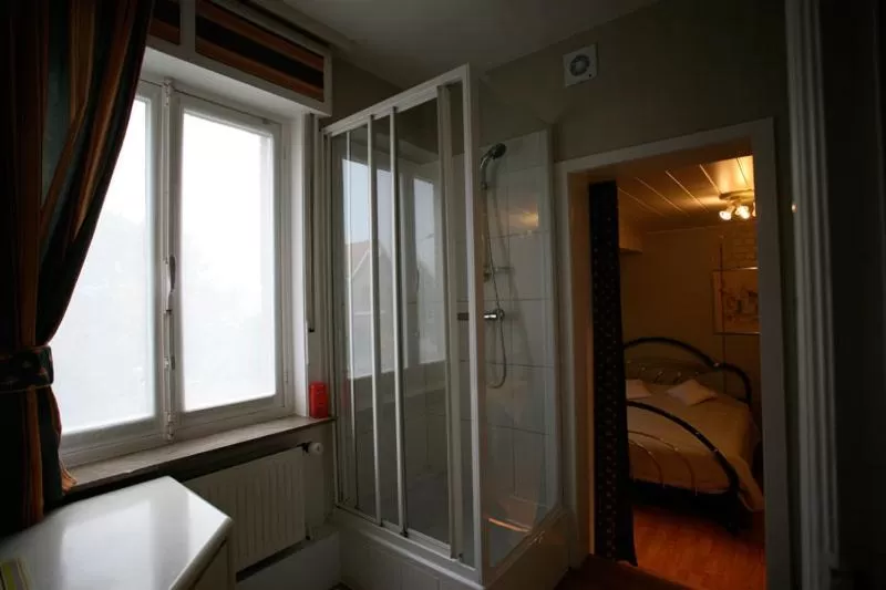 Shower, Bed in B&B House Caesekin