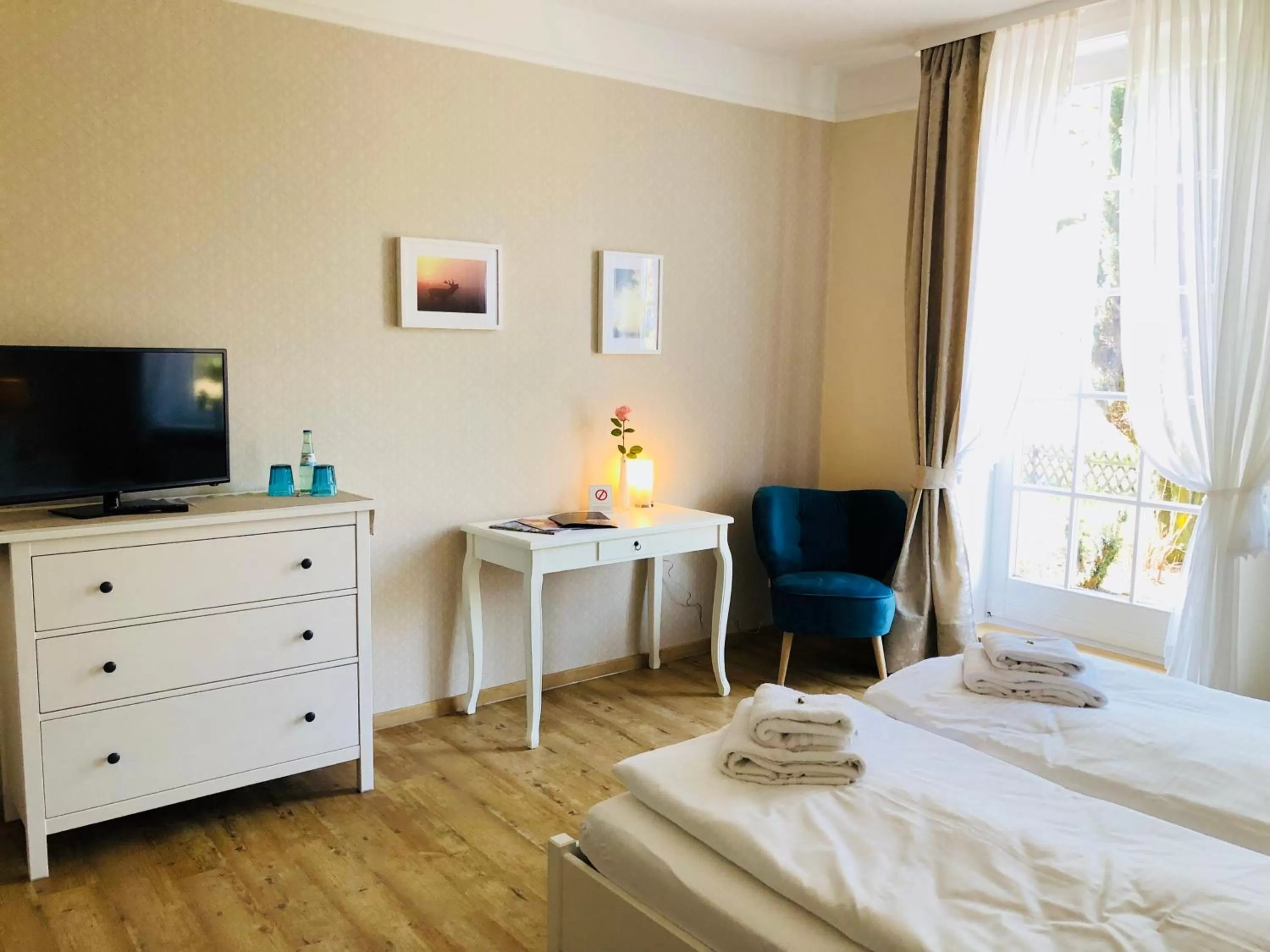 Photo of the whole room, Bed in Landhotel Gutshof im Oertzetal in Oldendorf, Südheide