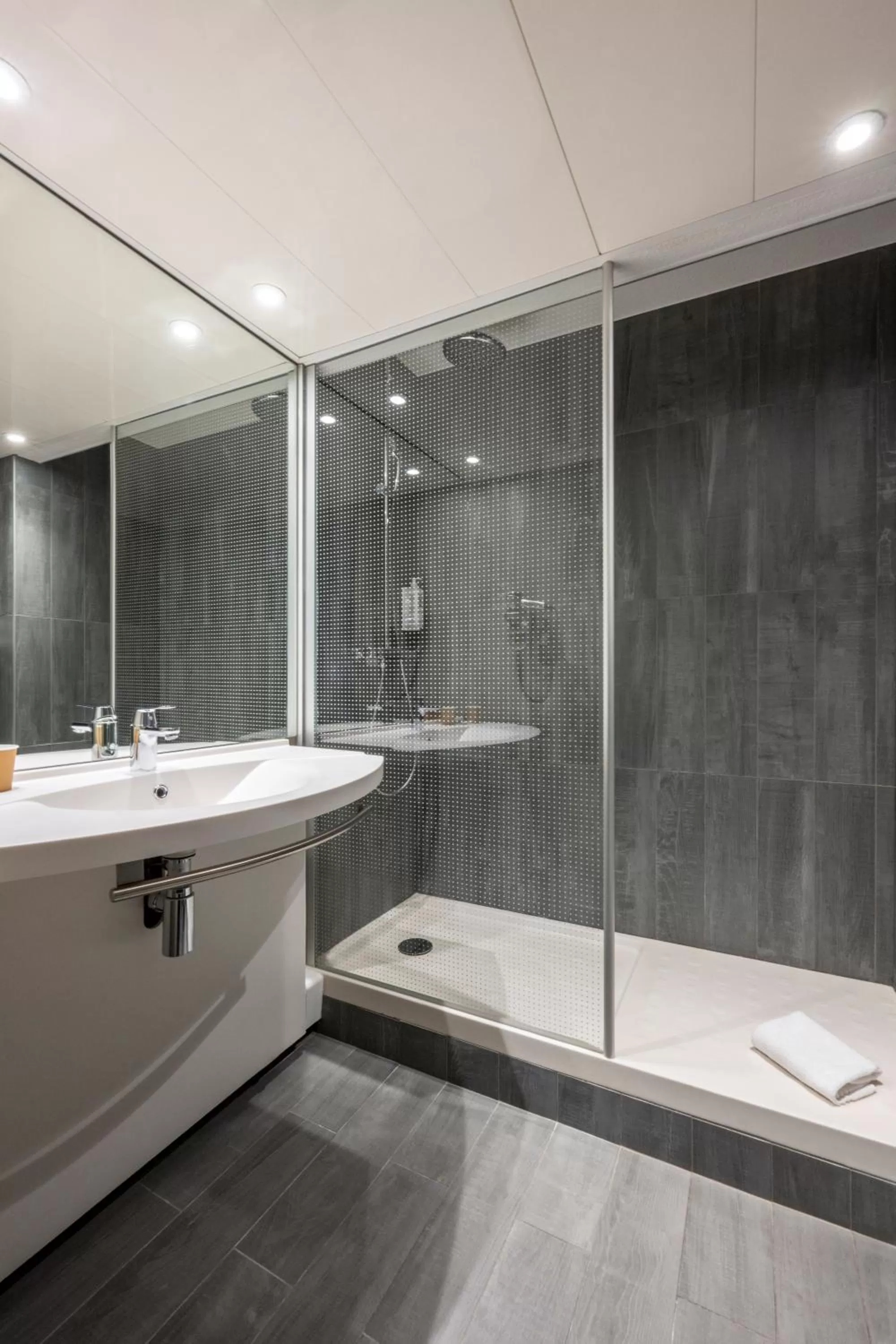 Bathroom in ibis Beaune Centre