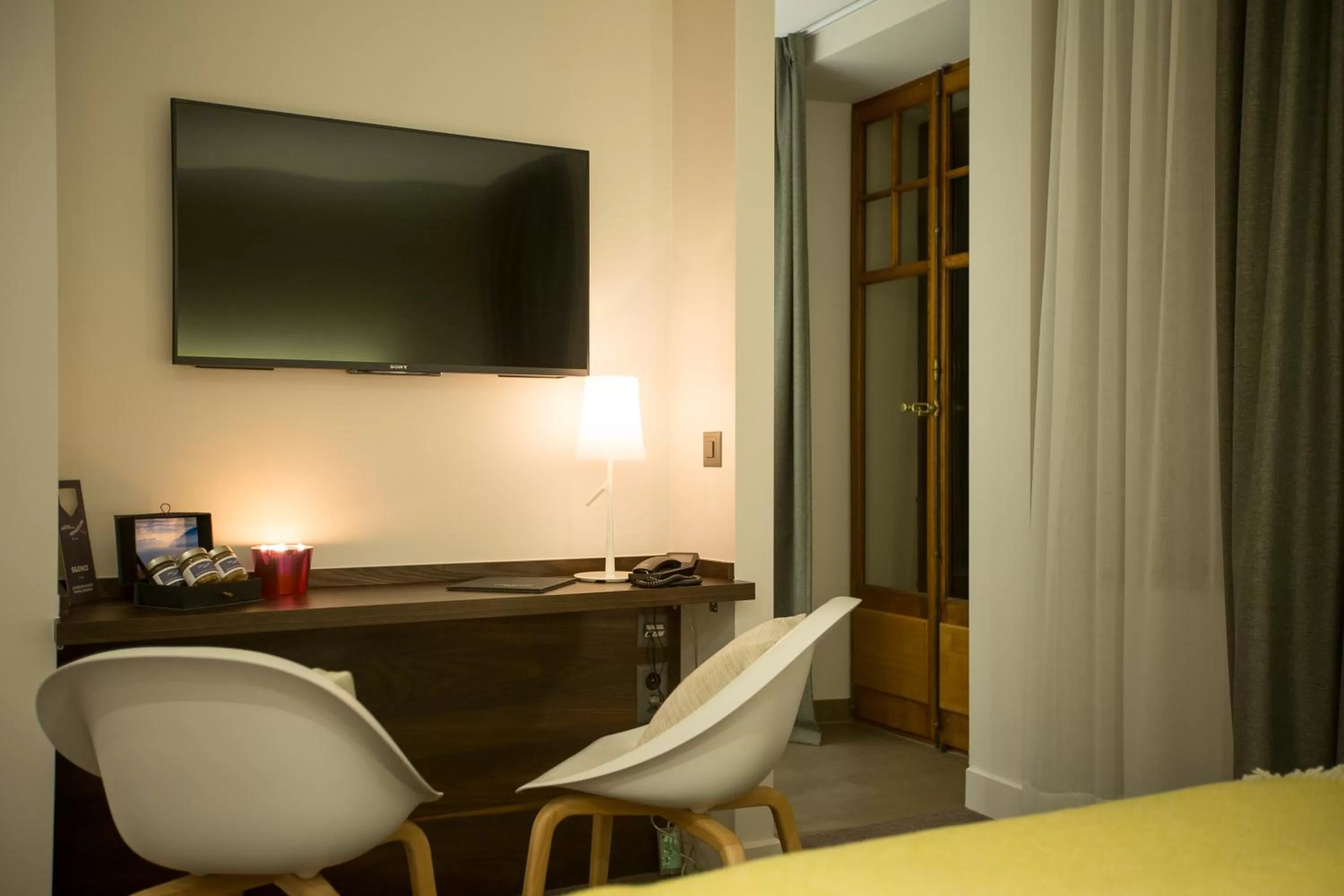 TV and multimedia in Hôtel des Voyageurs Boutique