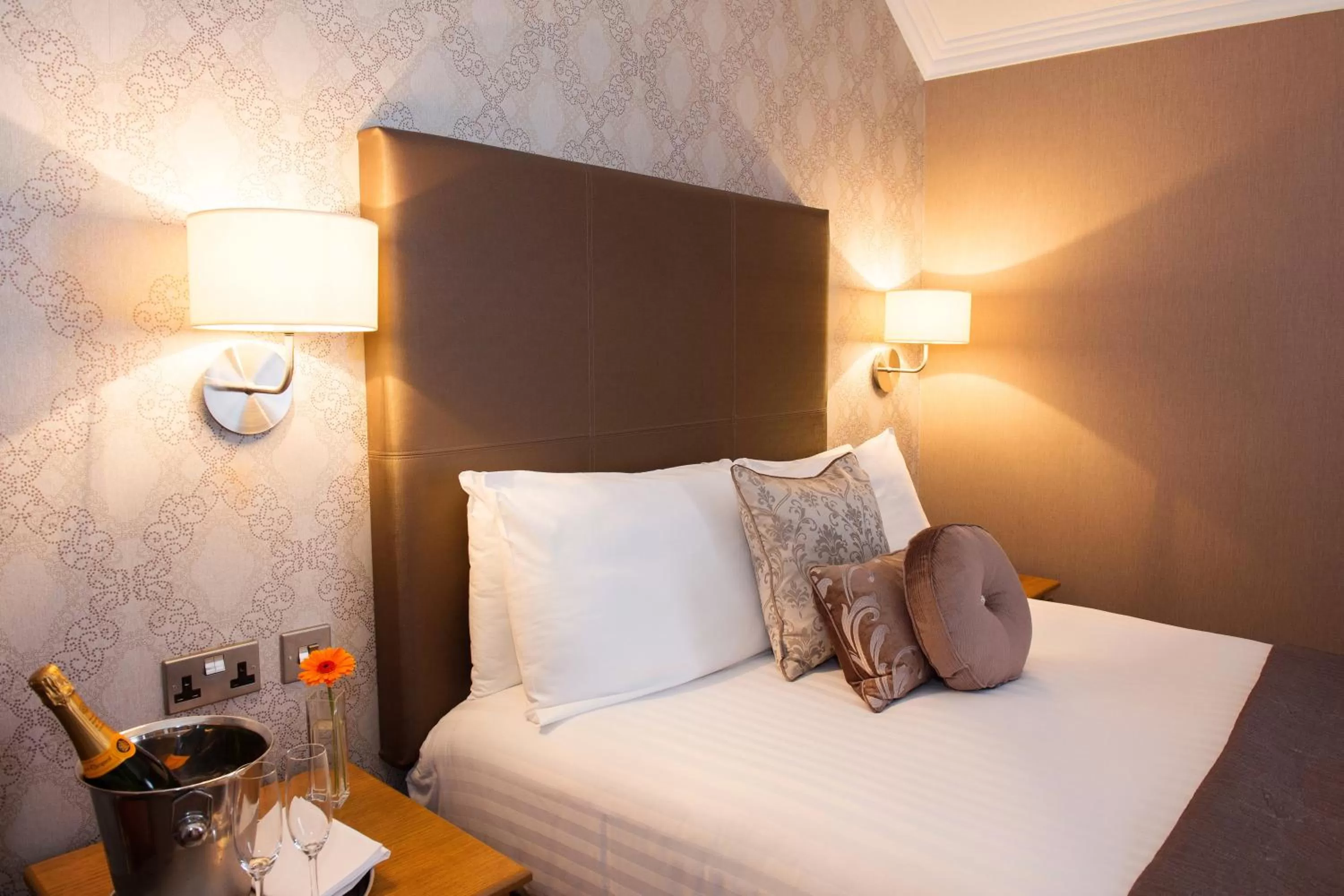 Bed in Glendower Hotel BW Signature Collection