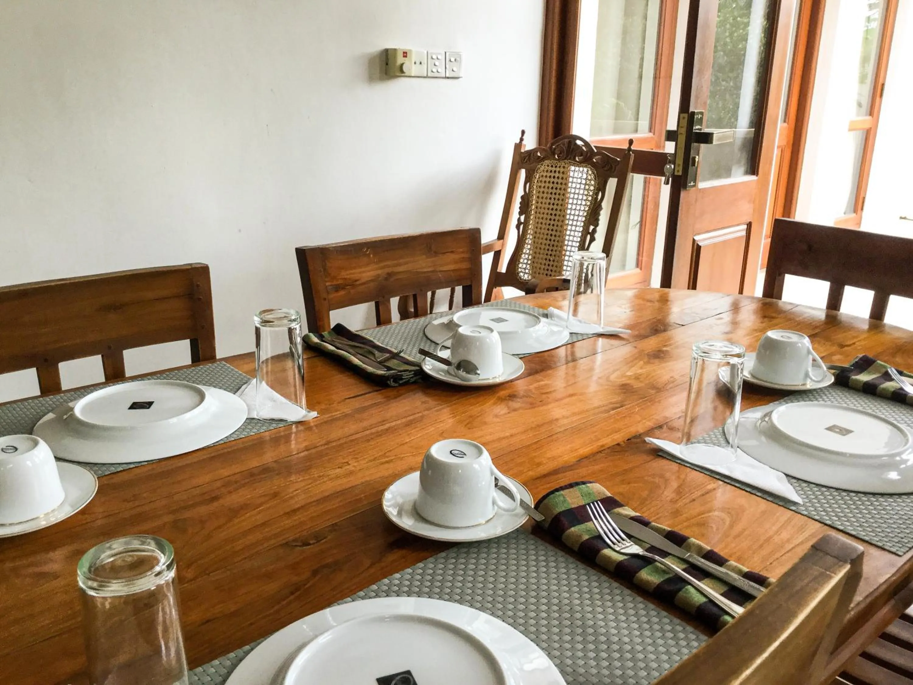 Restaurant/places to eat in Hanthana House