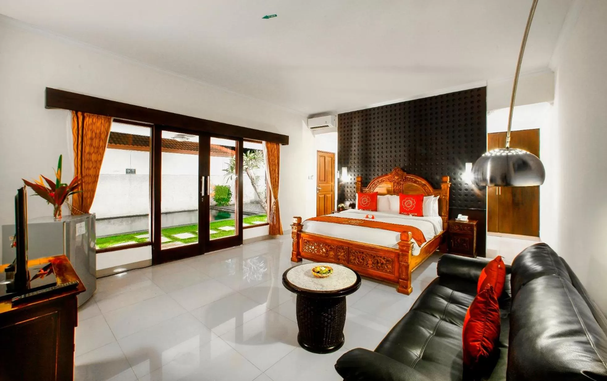 Living room, Bed in Puri Saron Hotel Baruna Beach Lovina