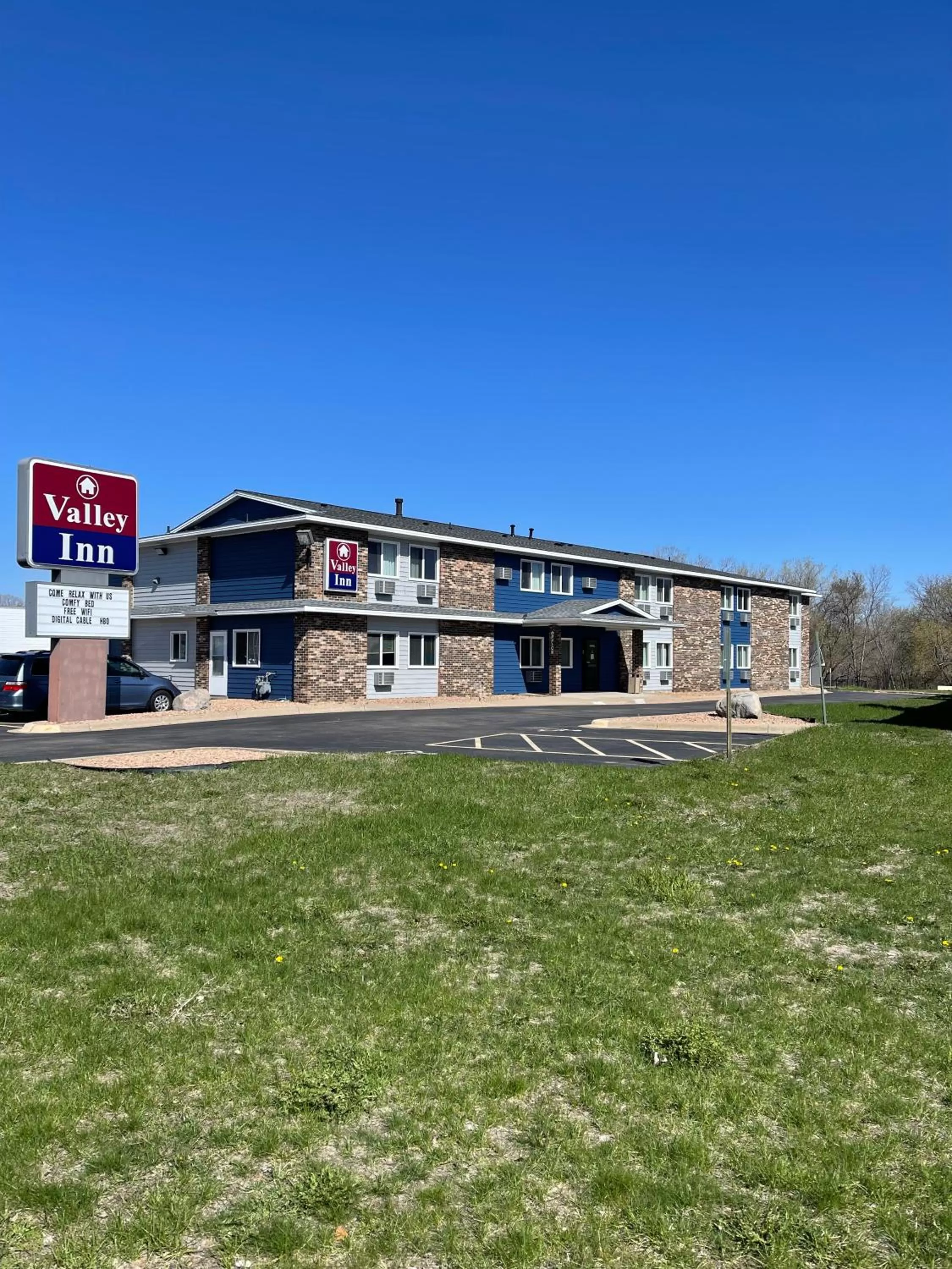 Property building in Valley Inn Shakopee
