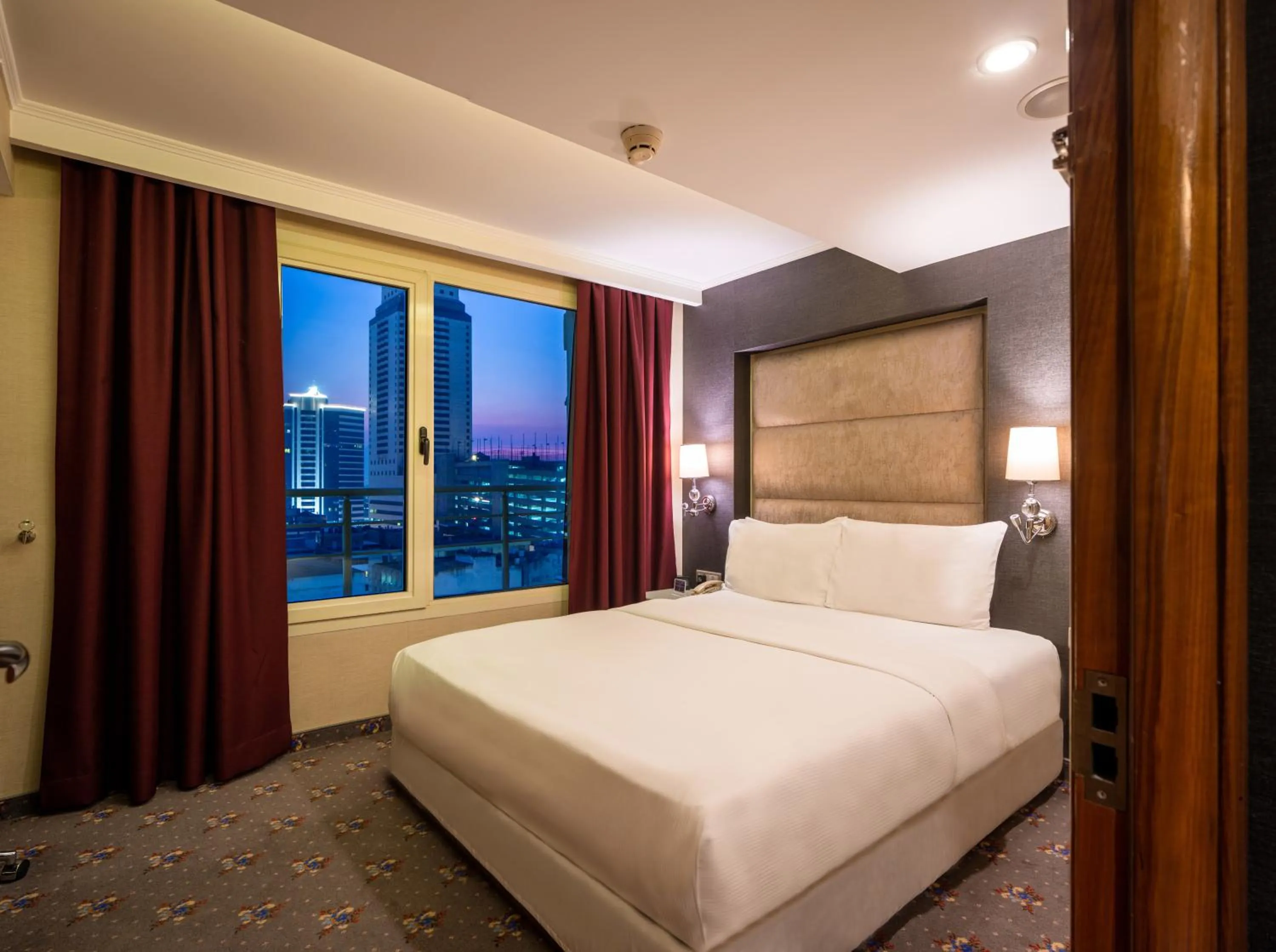 Bed in DoubleTree by Hilton Izmir - Alsancak