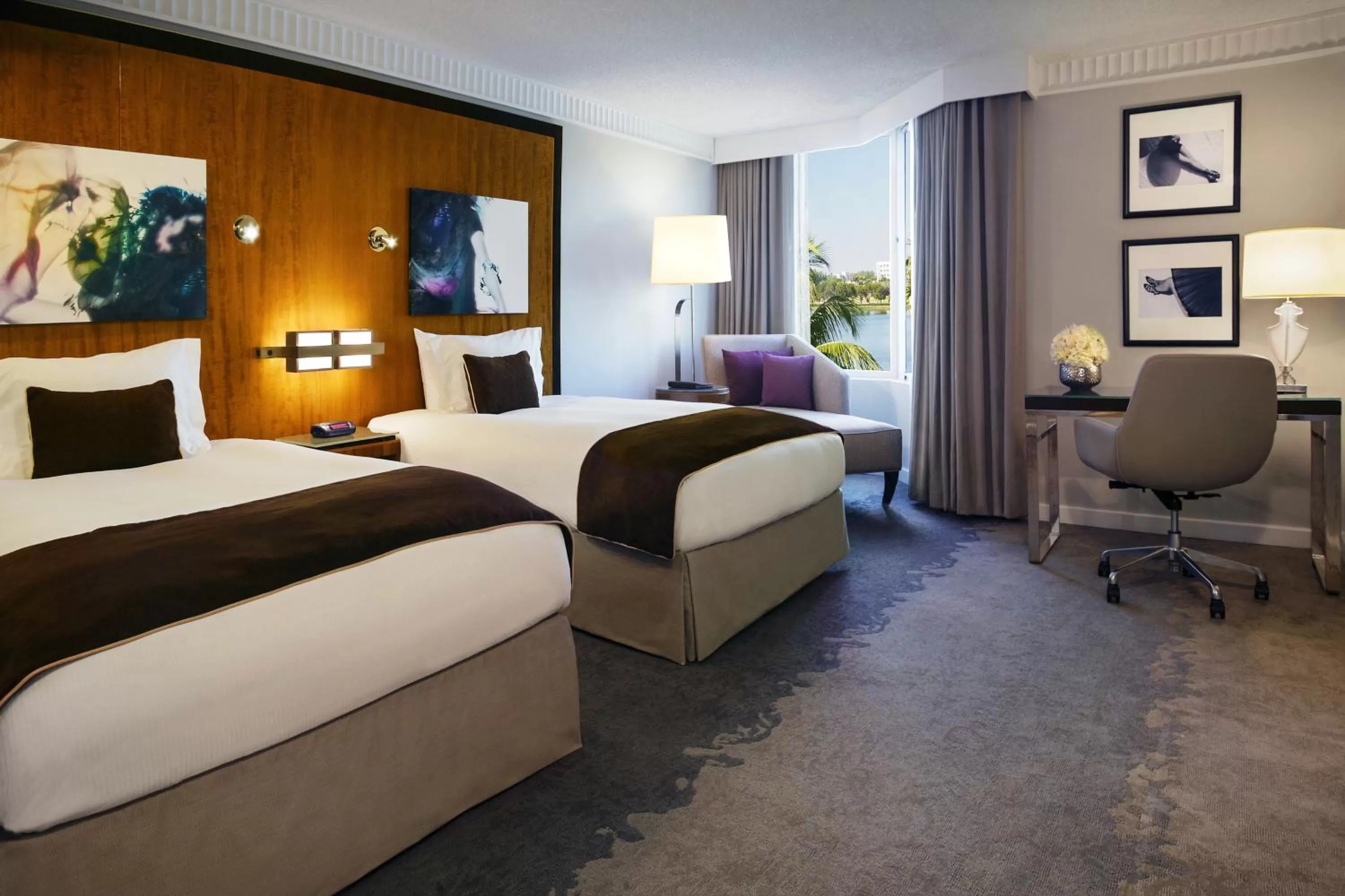 Seating area, Bed in Pullman Miami Airport