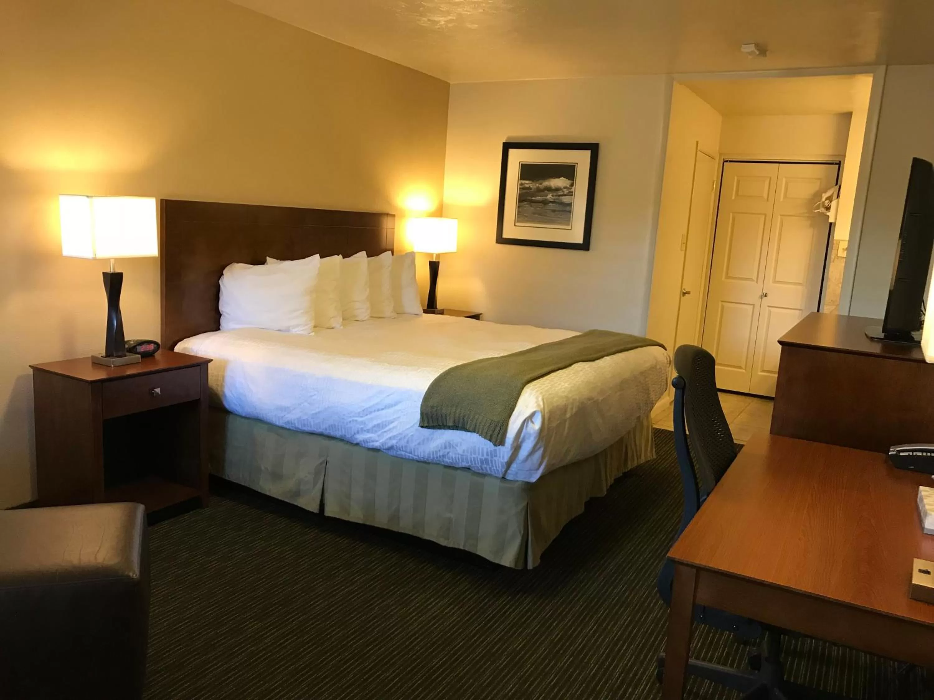 Bed in Dinosaur Inn & Suites