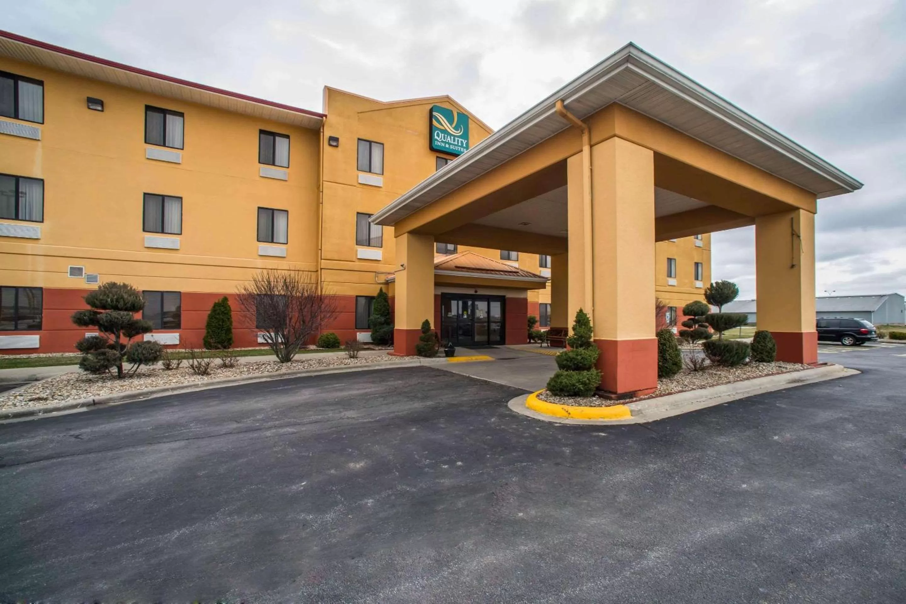 Property building in Quality Inn Litchfield Route 66