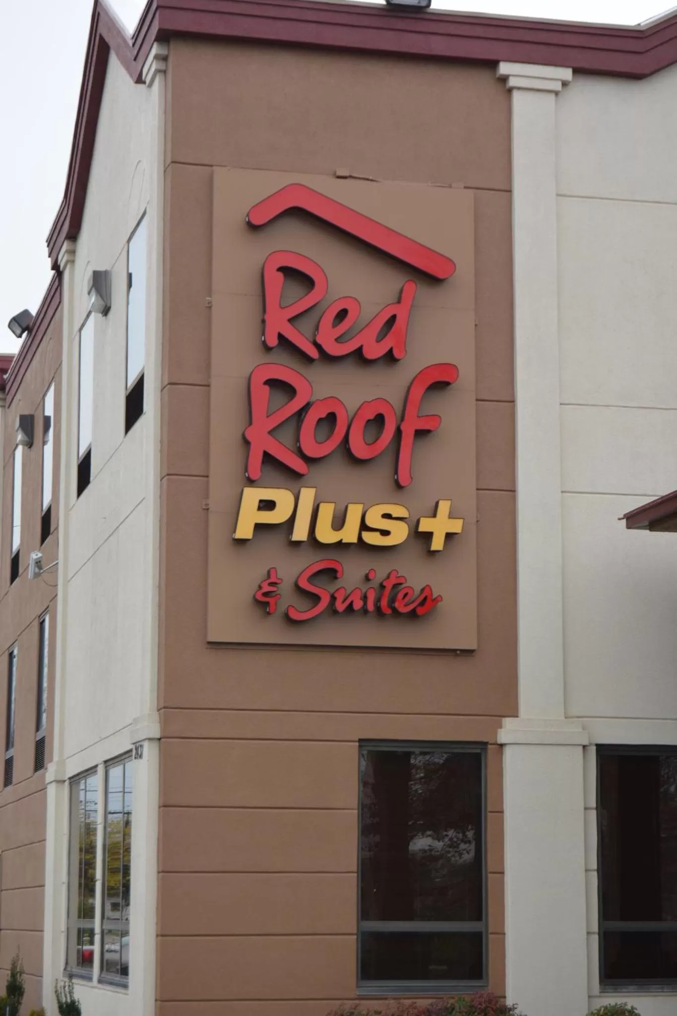 Logo/Certificate/Sign in Red Roof Inn PLUS+ & Suites Chattanooga - Downtown