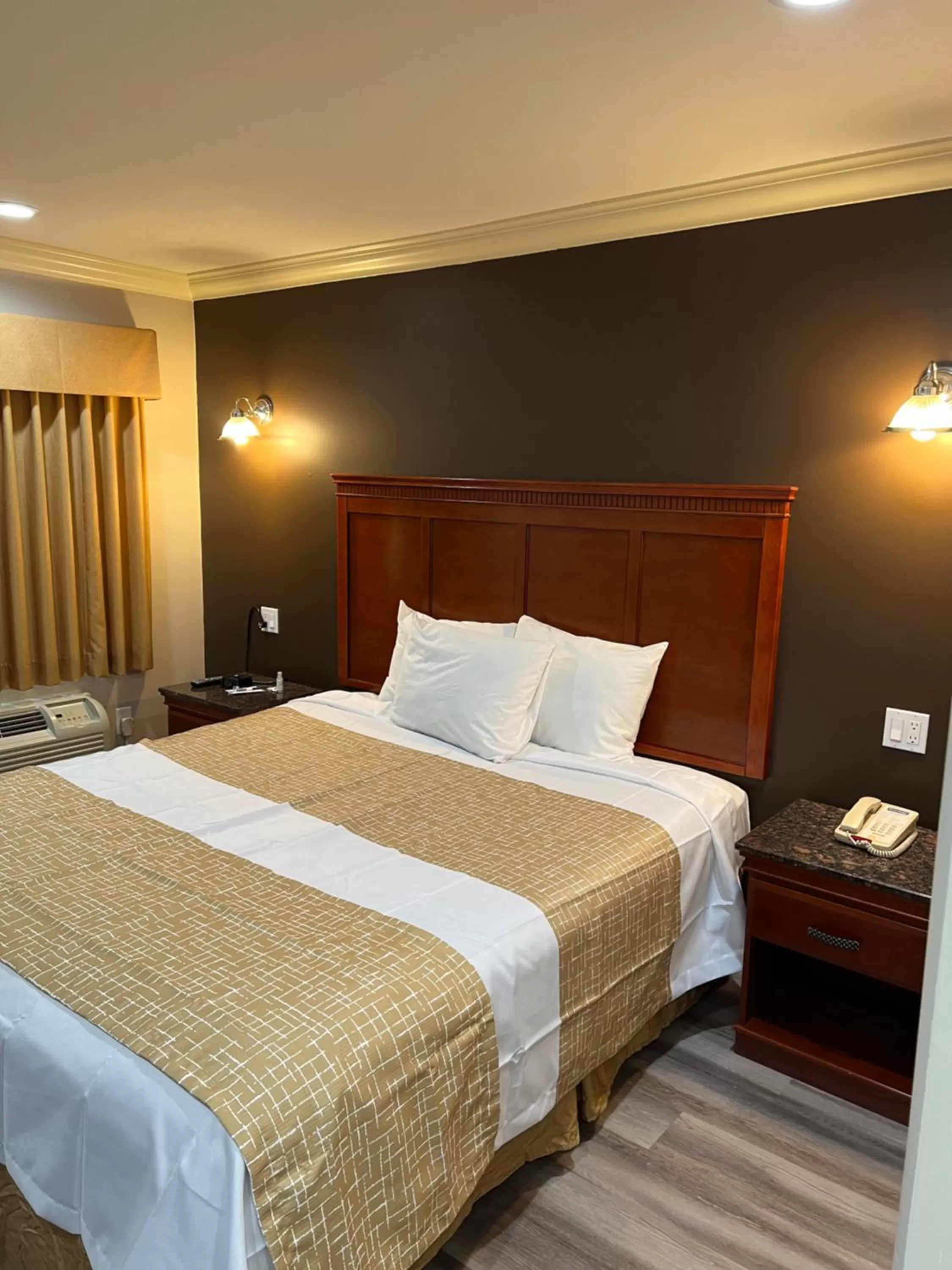 Bed in Travelodge by Wyndham Brea