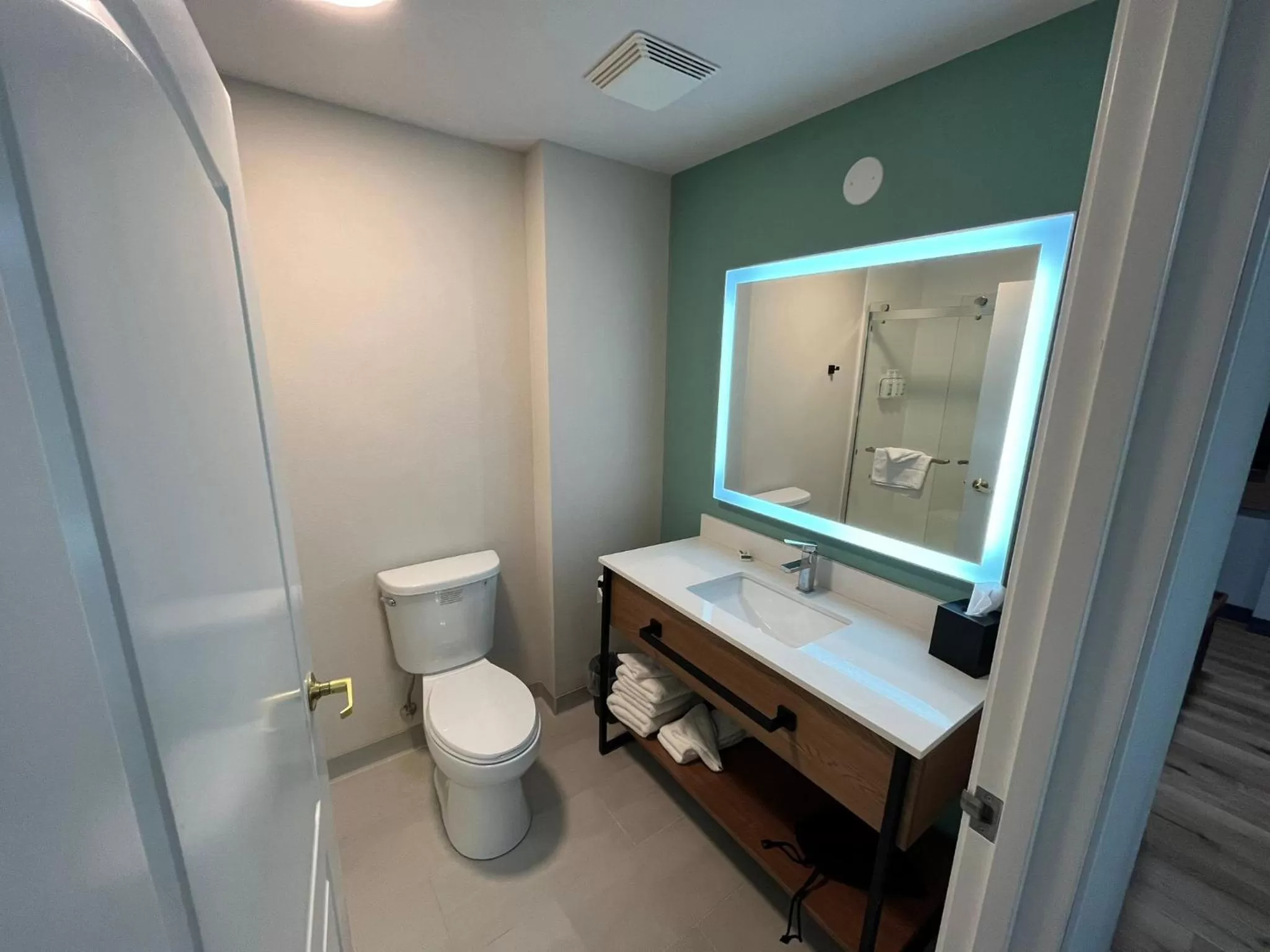 Bathroom in Wingate By Wyndham Mansfield Ontario