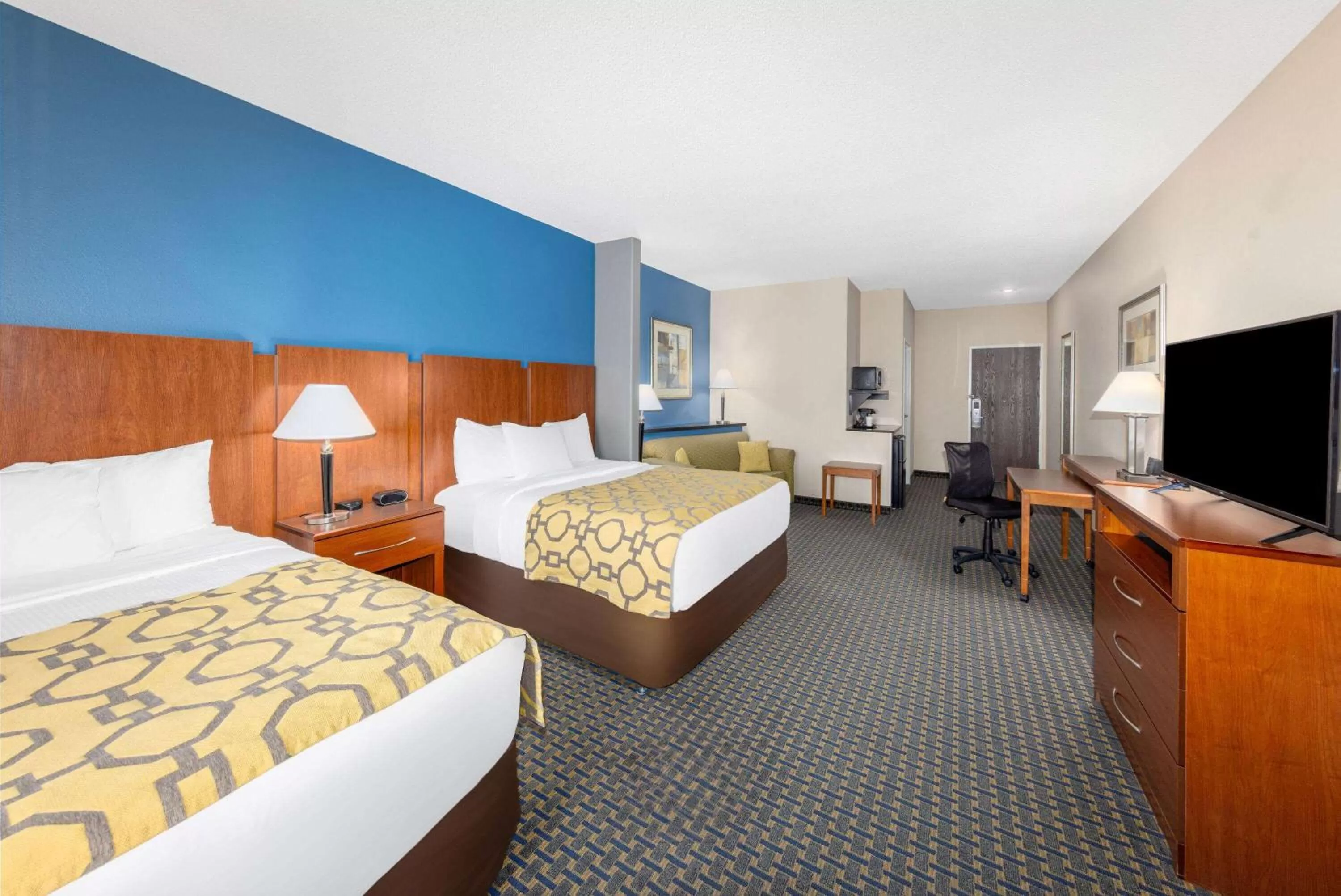 Photo of the whole room, Bed in Baymont by Wyndham Pratt