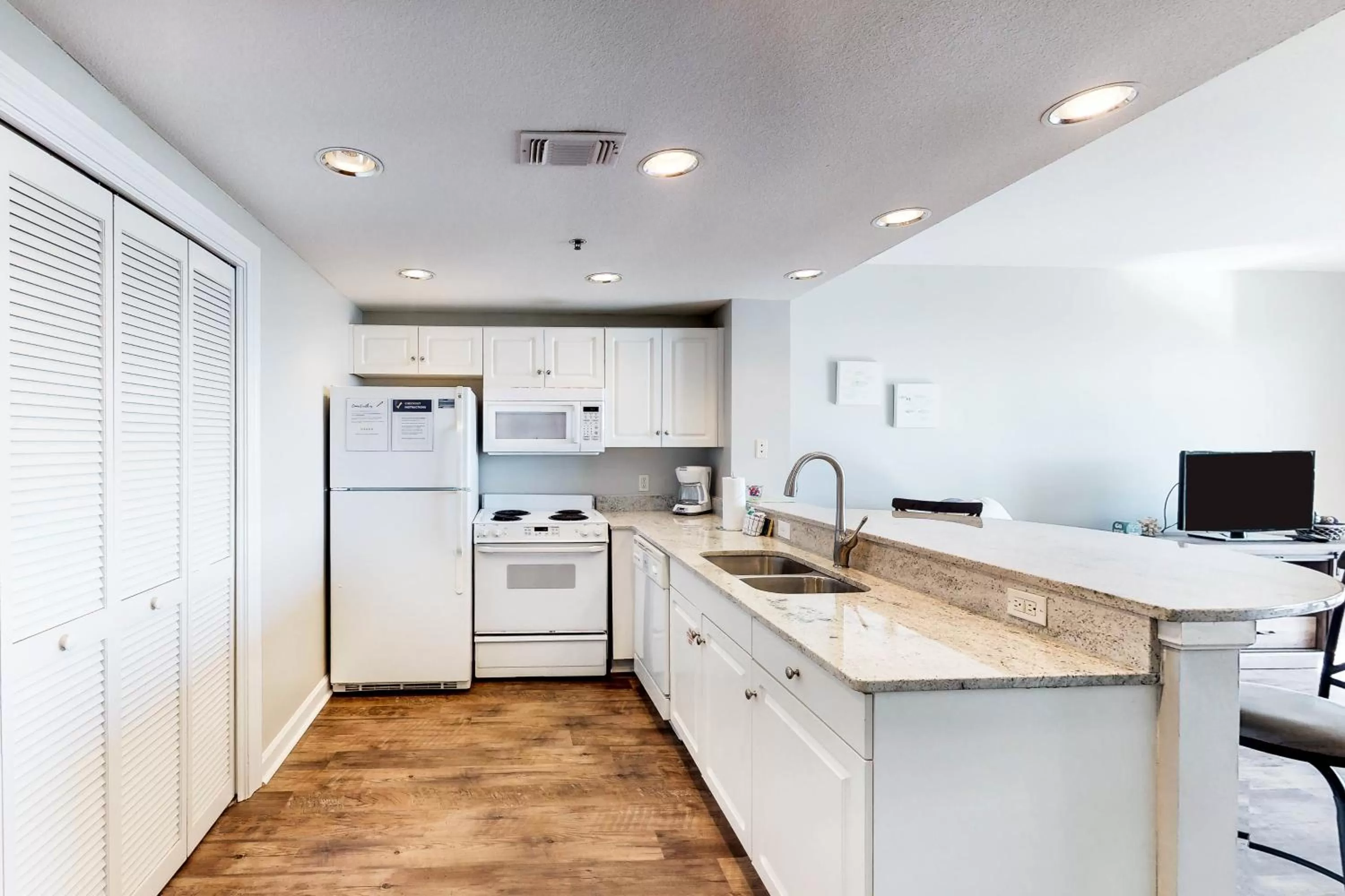 Kitchen/Kitchenette in Sterling Shores