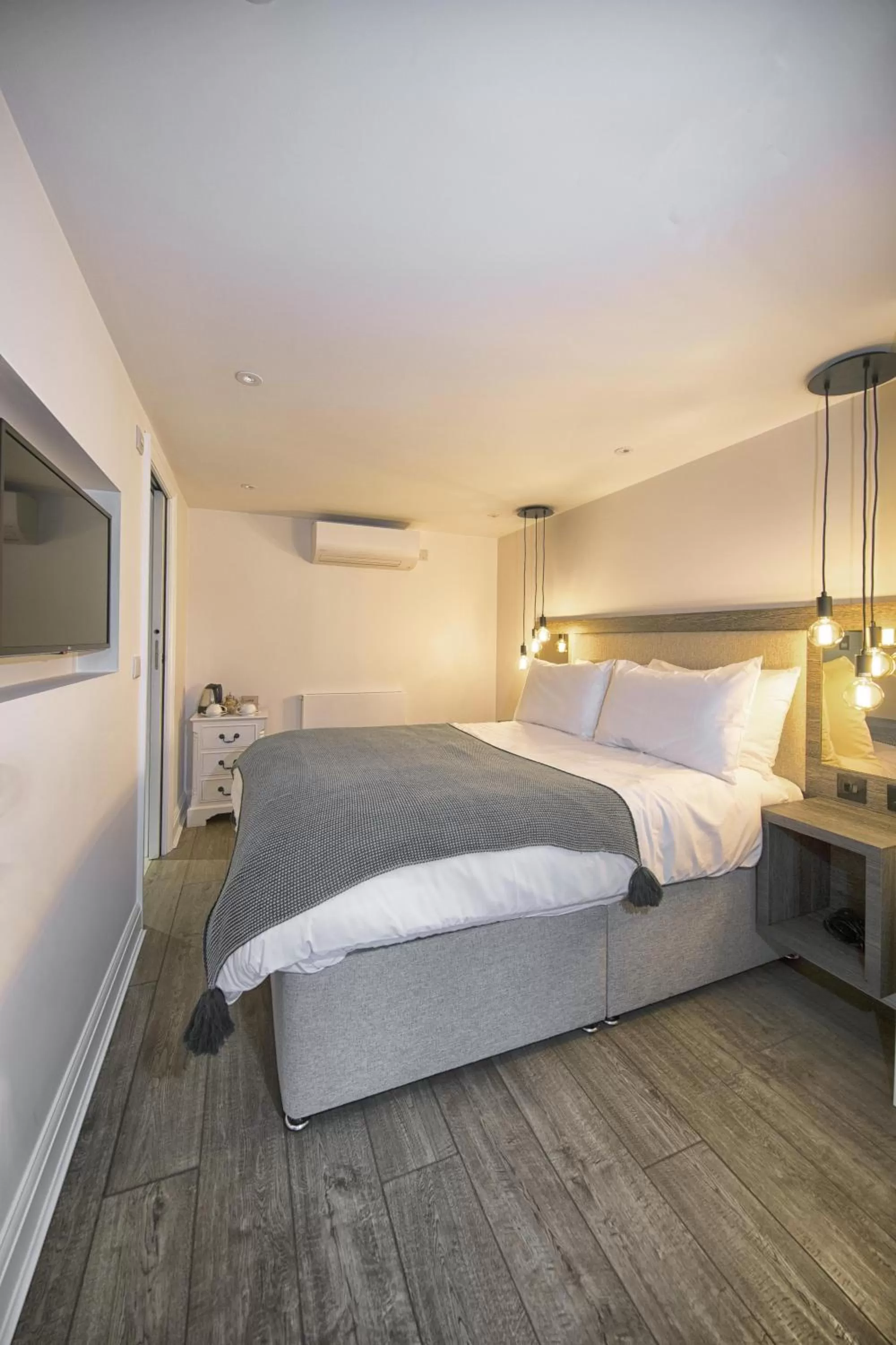 Bedroom, Bed in José Pizarro The Swan Inn