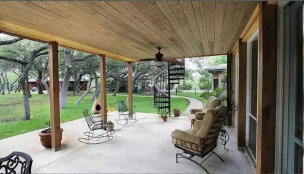 Property building in Live Oaks Bed and Breakfast