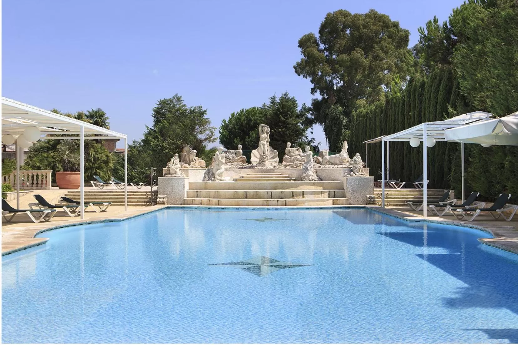 Swimming pool in Grand Hotel Vanvitelli