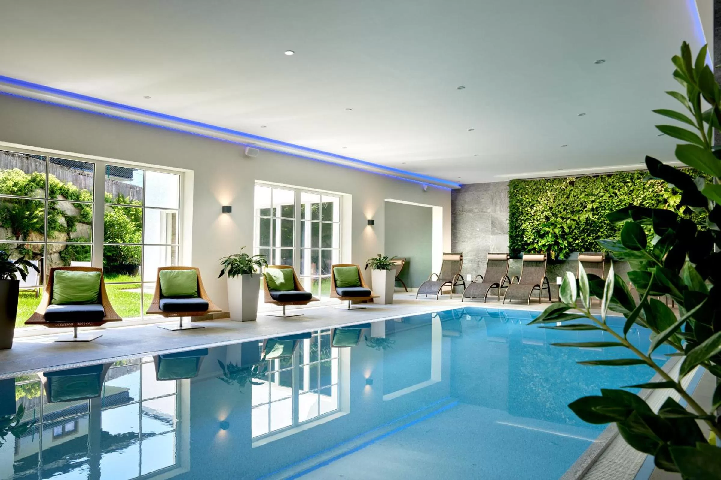 Swimming pool in ever grün KAPRUN