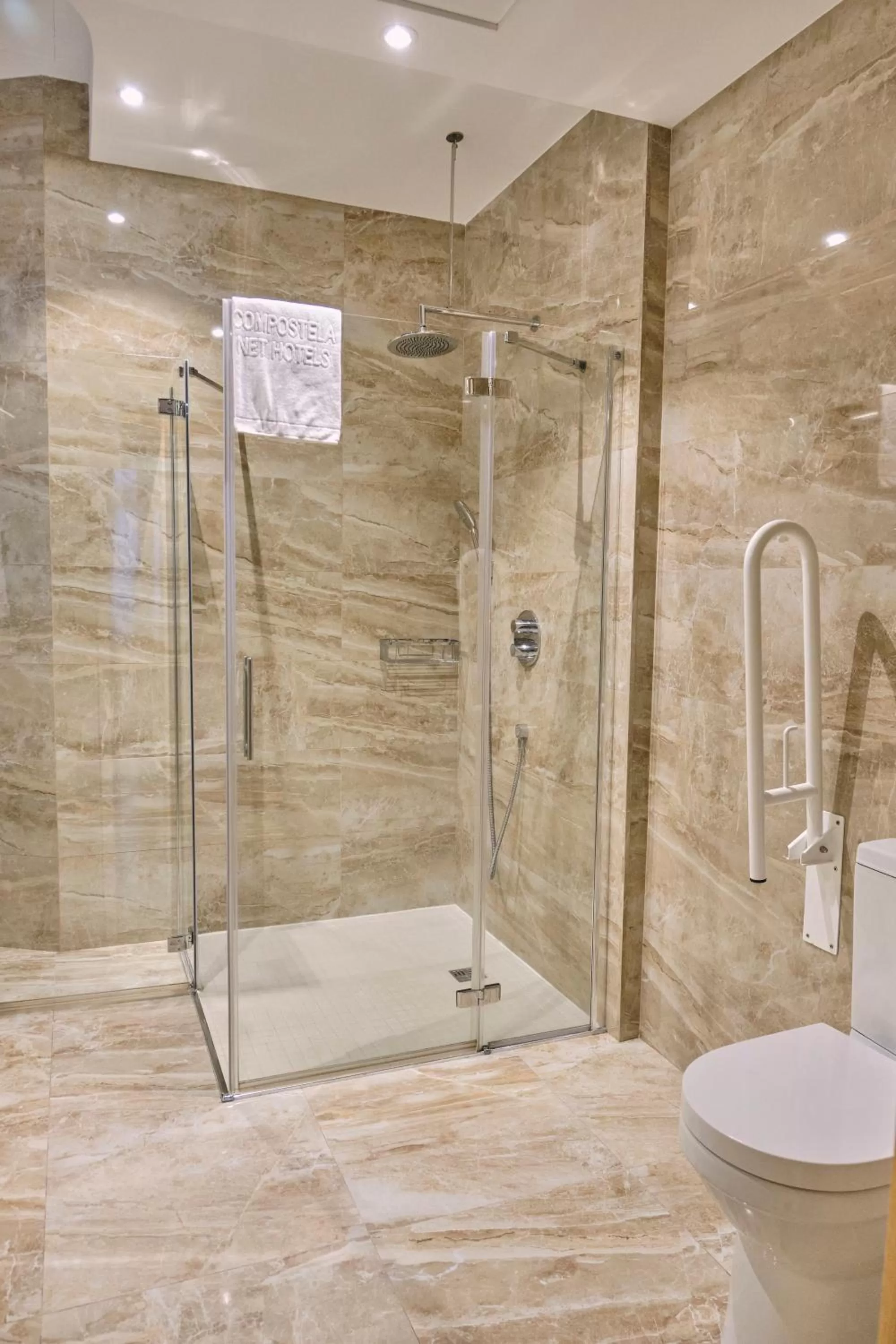 Shower in Hotel Praza Quintana
