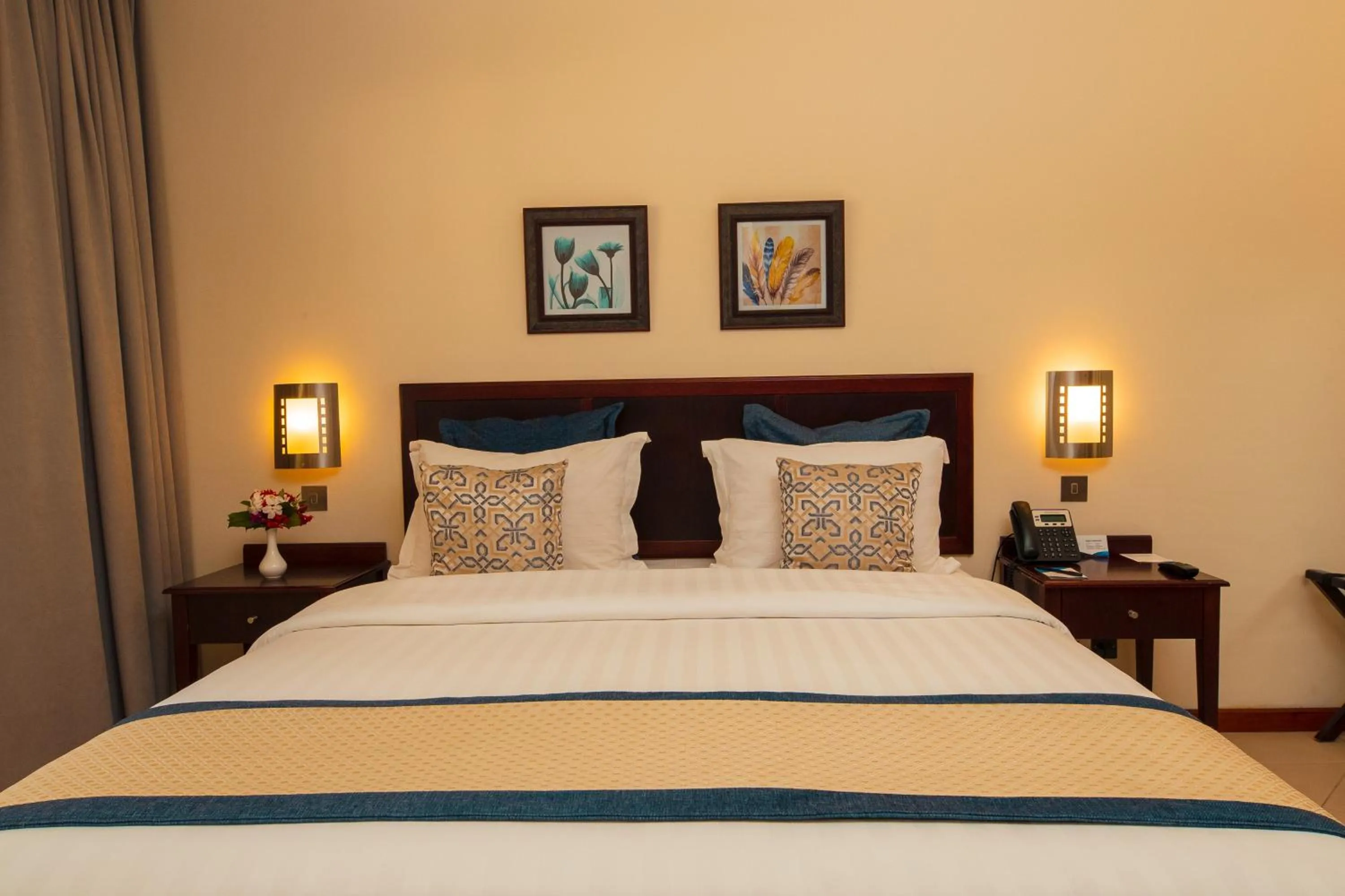 Bedroom, Bed in White Sands Hotel